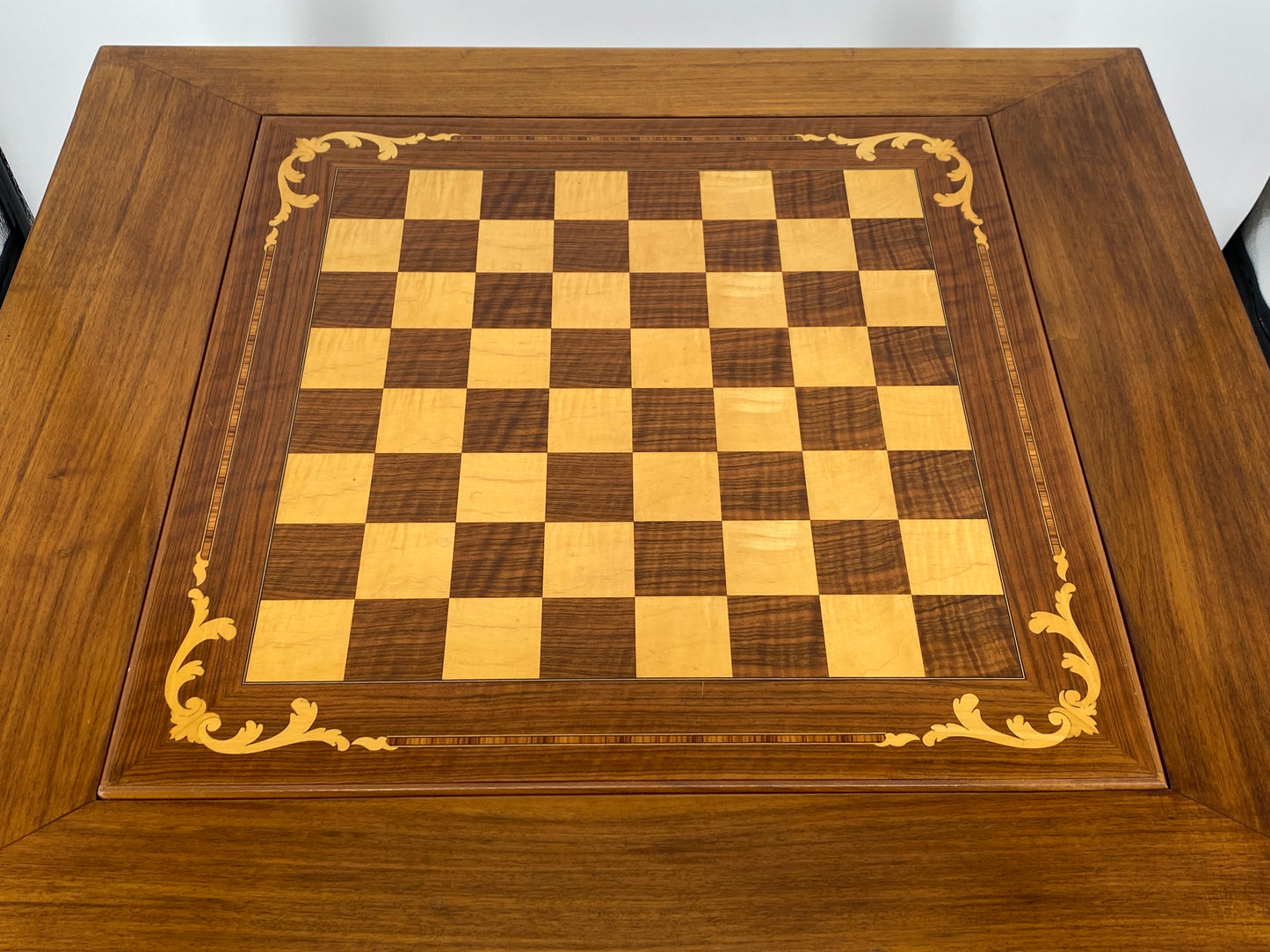 Spieltisch / Schachtisch aus Massivholz im Louis XV-Stil mit herausnehmbarem Intarsie-Spielbrett und geschnitzten Schachfiguren