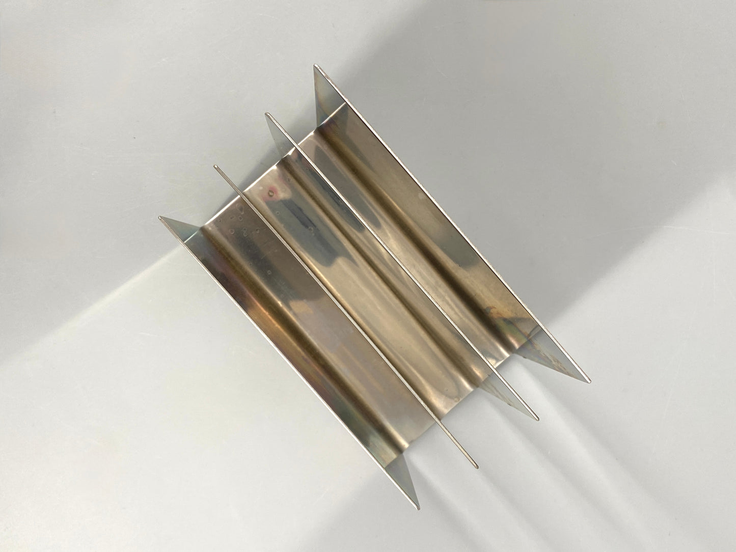 Zeitlose Briefablage von Emform aus Edelstahl