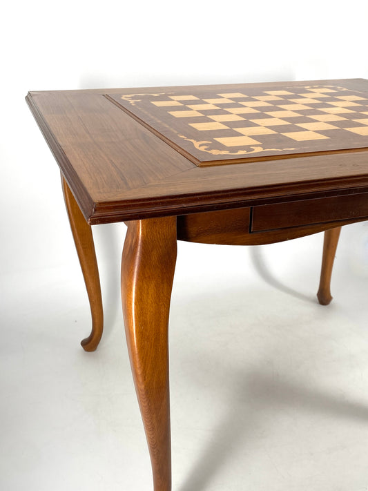 Spieltisch / Schachtisch aus Massivholz im Louis XV-Stil mit herausnehmbarem Intarsie-Spielbrett und geschnitzten Schachfiguren