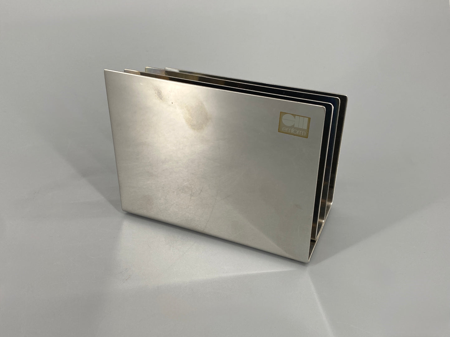 Zeitlose Briefablage von Emform aus Edelstahl