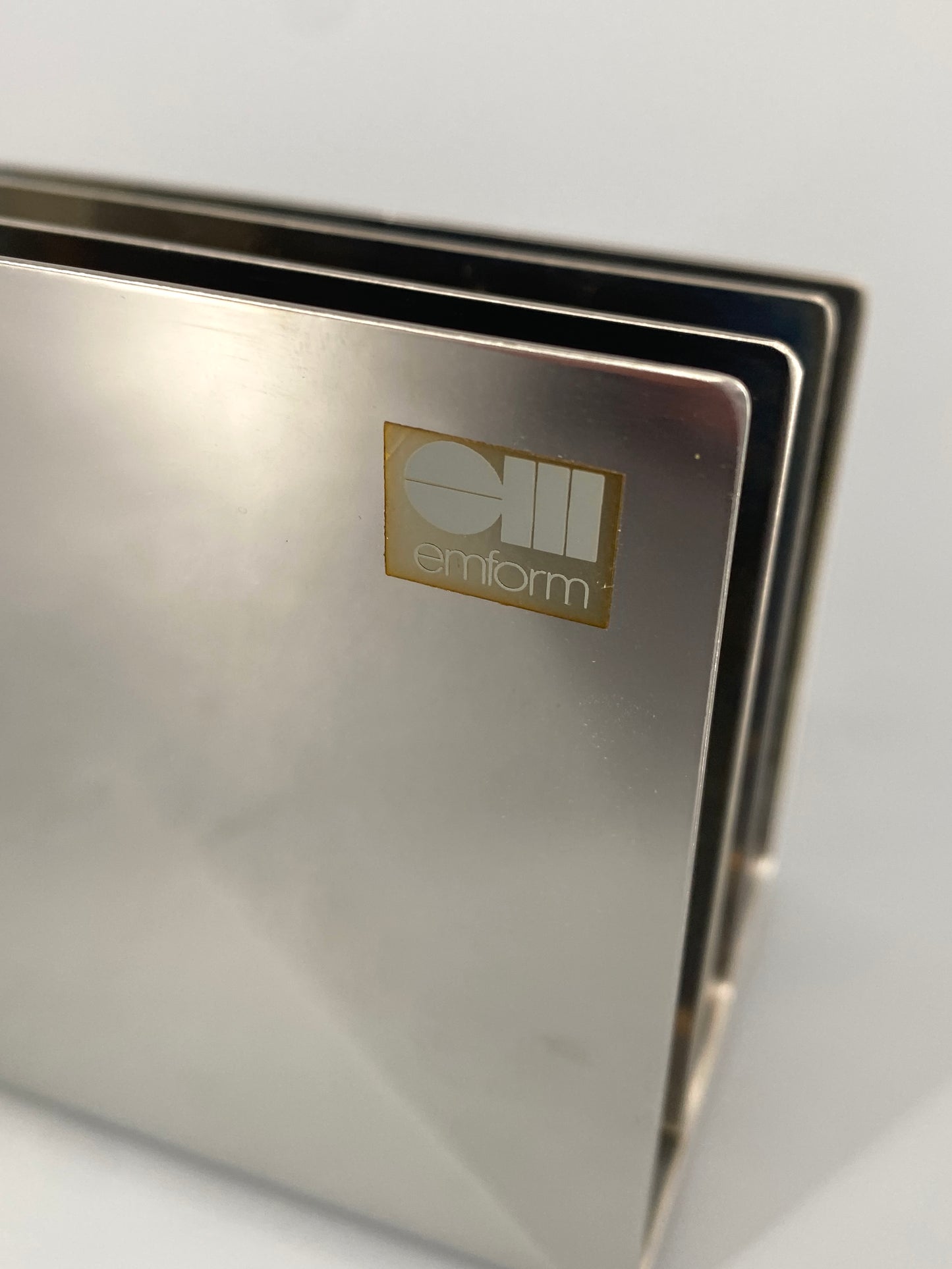 Zeitlose Briefablage von Emform aus Edelstahl