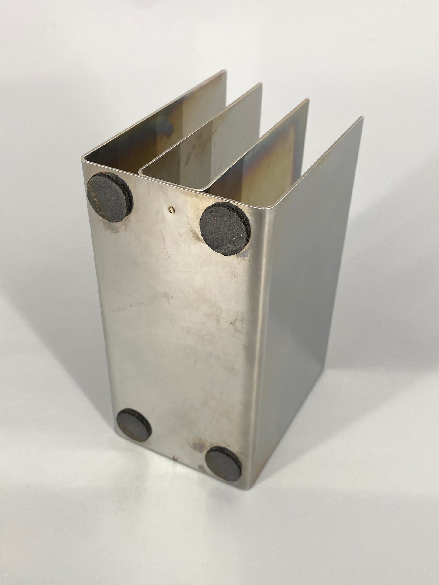 Zeitlose Briefablage von Emform aus Edelstahl