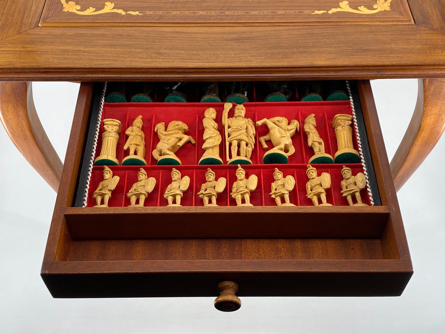 Spieltisch / Schachtisch aus Massivholz im Louis XV-Stil mit herausnehmbarem Intarsie-Spielbrett und geschnitzten Schachfiguren