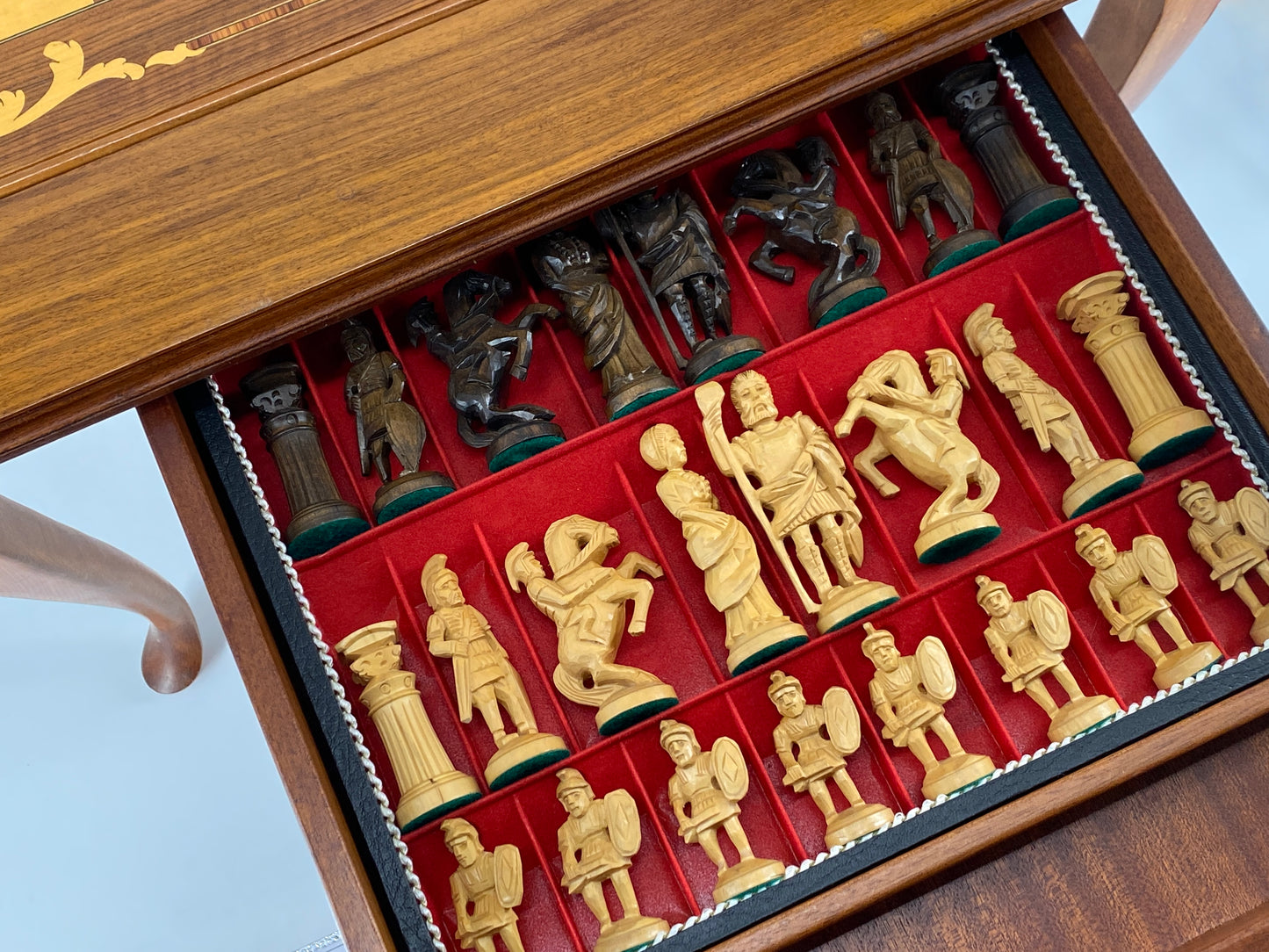 Spieltisch / Schachtisch aus Massivholz im Louis XV-Stil mit herausnehmbarem Intarsie-Spielbrett und geschnitzten Schachfiguren