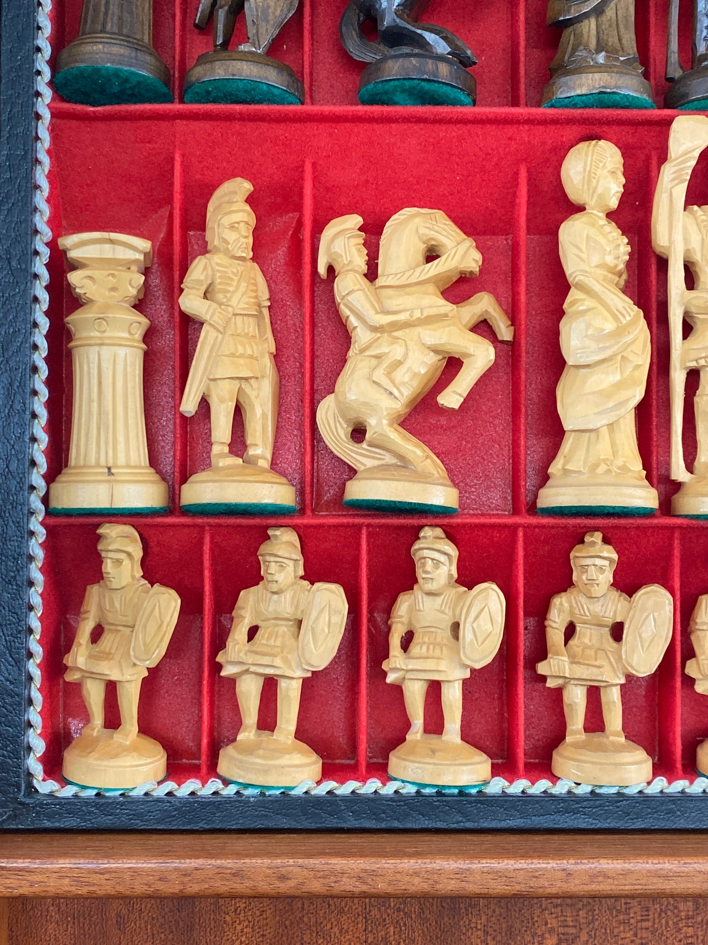 Spieltisch / Schachtisch aus Massivholz im Louis XV-Stil mit herausnehmbarem Intarsie-Spielbrett und geschnitzten Schachfiguren
