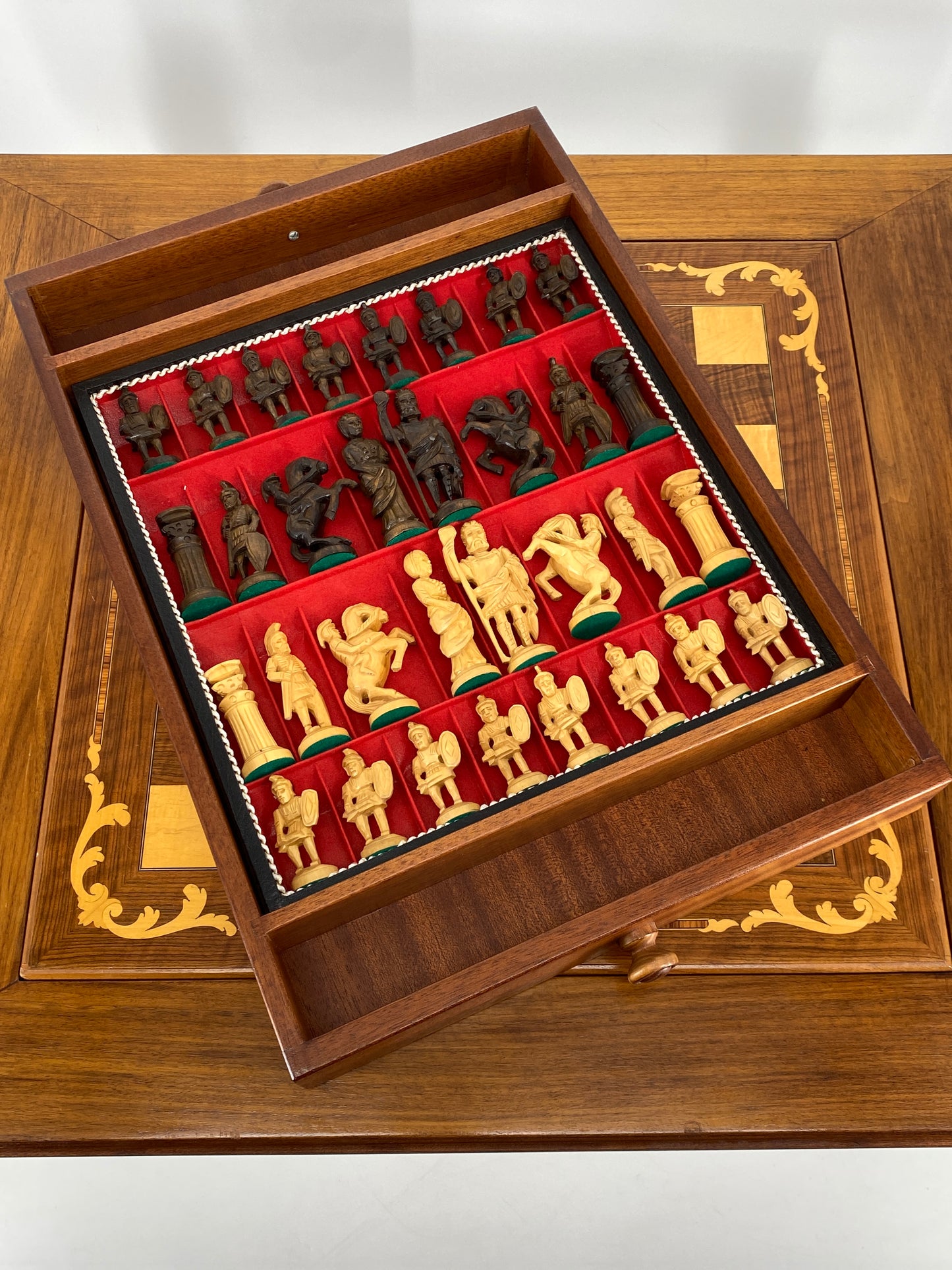 Spieltisch / Schachtisch aus Massivholz im Louis XV-Stil mit herausnehmbarem Intarsie-Spielbrett und geschnitzten Schachfiguren