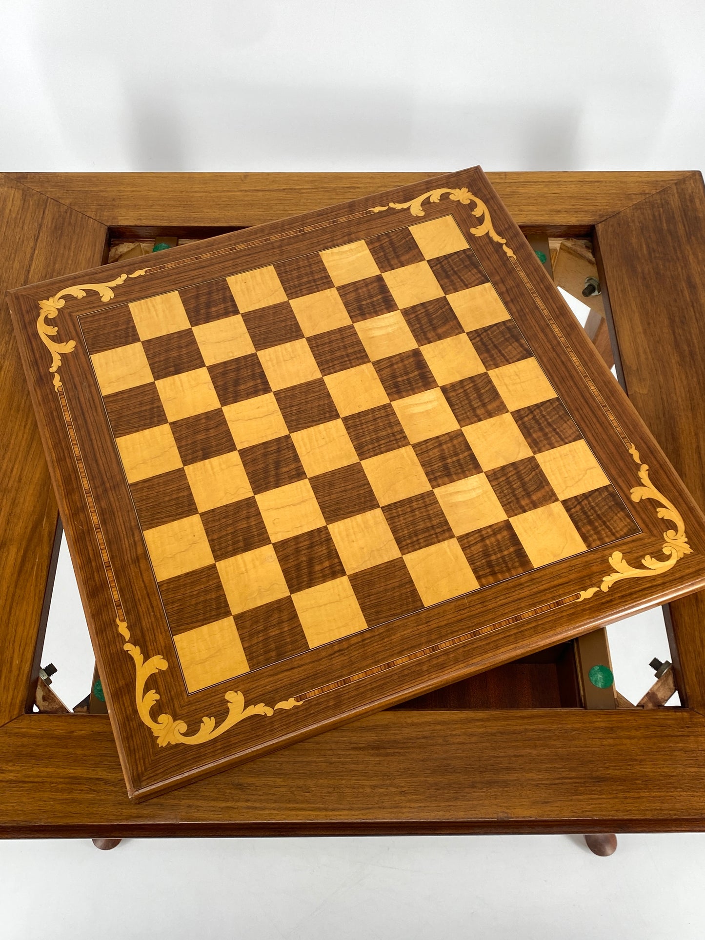 Spieltisch / Schachtisch aus Massivholz im Louis XV-Stil mit herausnehmbarem Intarsie-Spielbrett und geschnitzten Schachfiguren