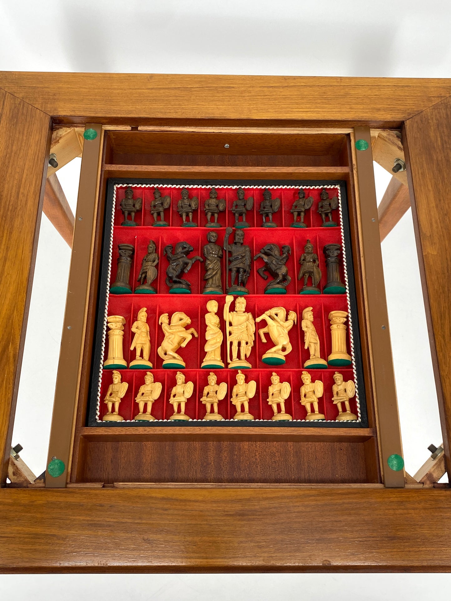 Spieltisch / Schachtisch aus Massivholz im Louis XV-Stil mit herausnehmbarem Intarsie-Spielbrett und geschnitzten Schachfiguren
