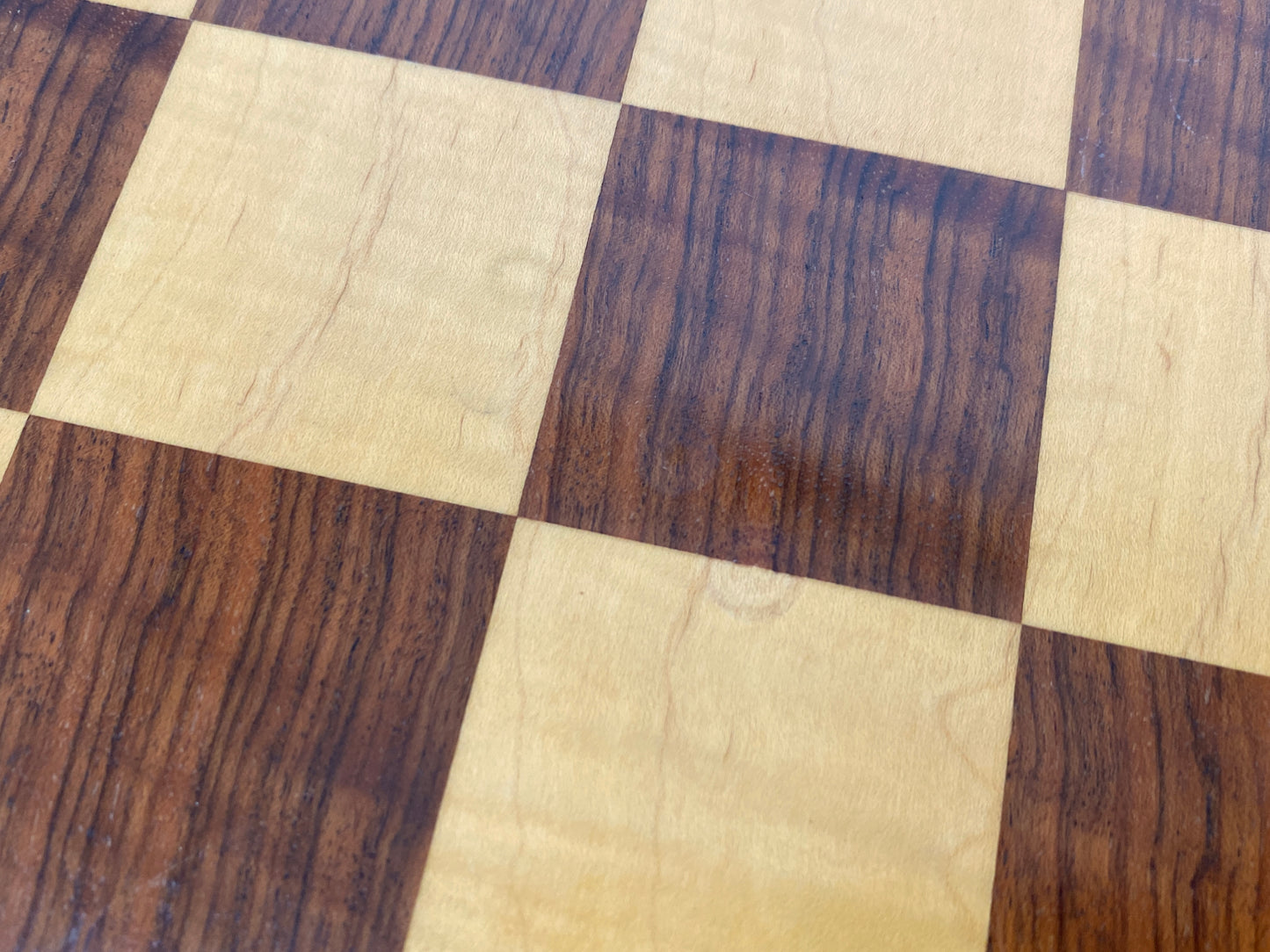 Spieltisch / Schachtisch aus Massivholz im Louis XV-Stil mit herausnehmbarem Intarsie-Spielbrett und geschnitzten Schachfiguren