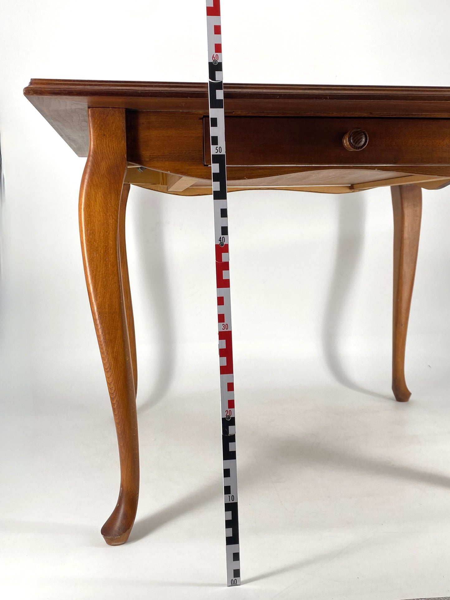 Spieltisch / Schachtisch aus Massivholz im Louis XV-Stil mit herausnehmbarem Intarsie-Spielbrett und geschnitzten Schachfiguren