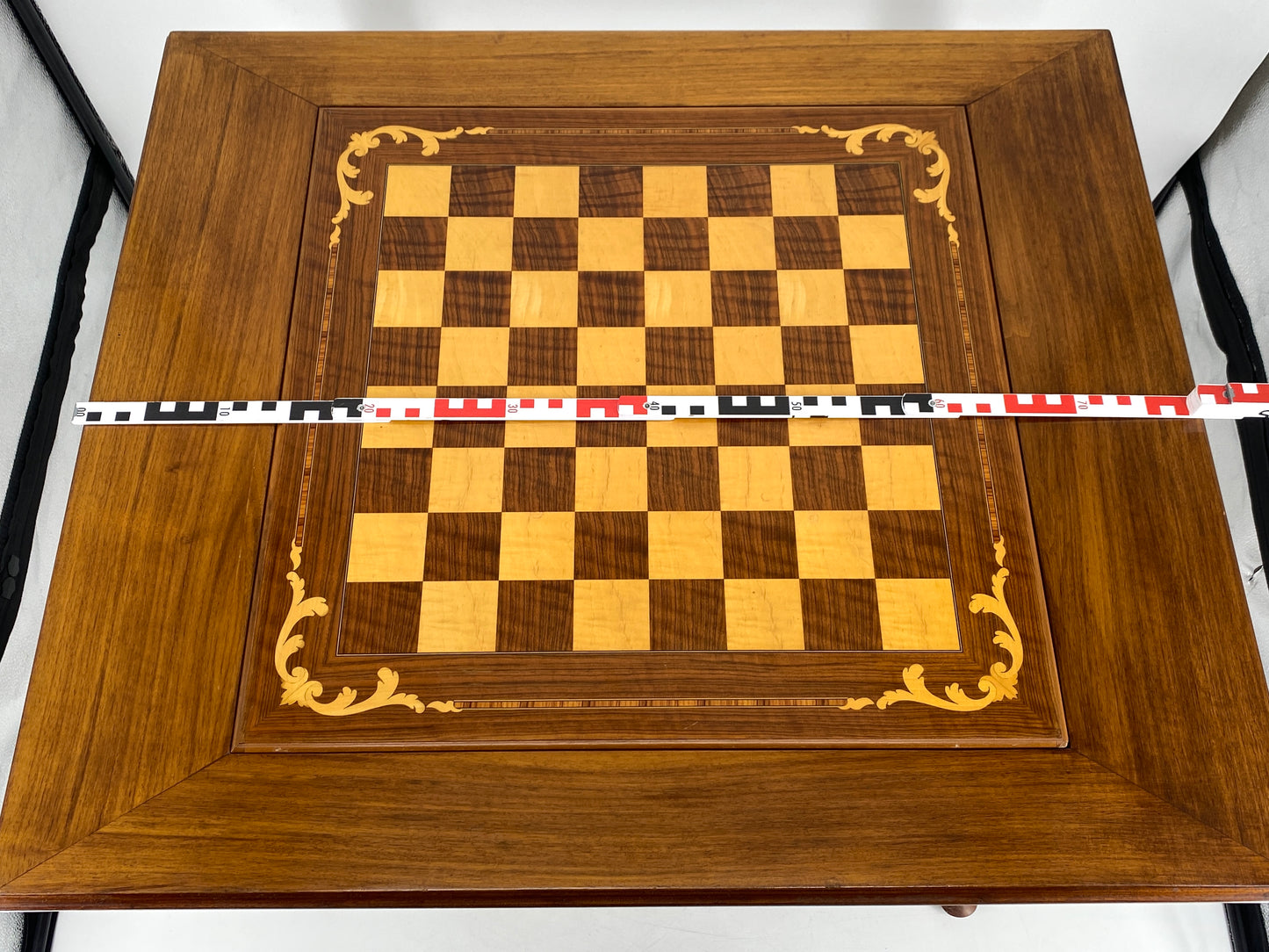 Spieltisch / Schachtisch aus Massivholz im Louis XV-Stil mit herausnehmbarem Intarsie-Spielbrett und geschnitzten Schachfiguren