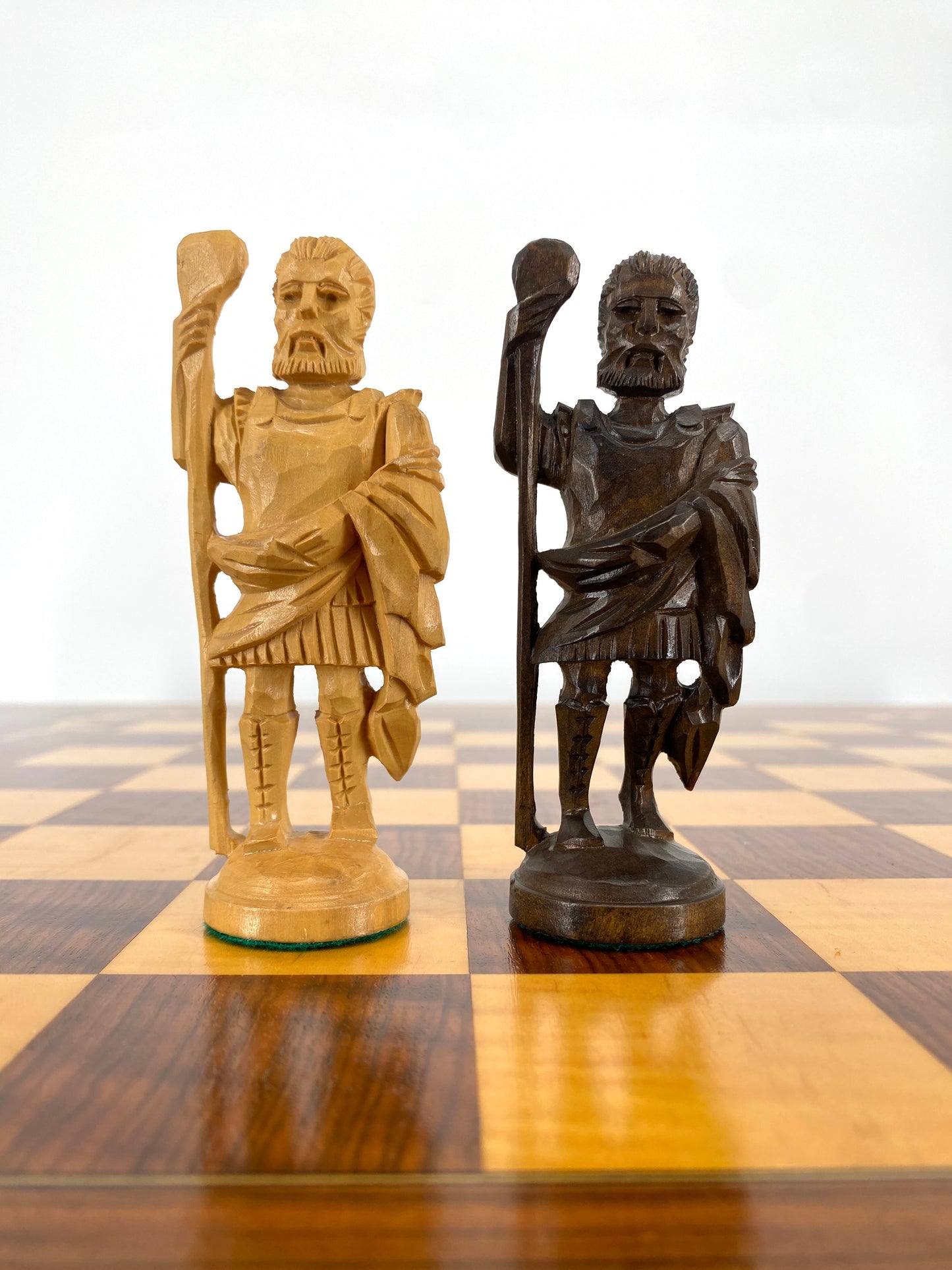 Spieltisch / Schachtisch aus Massivholz im Louis XV-Stil mit herausnehmbarem Intarsie-Spielbrett und geschnitzten Schachfiguren