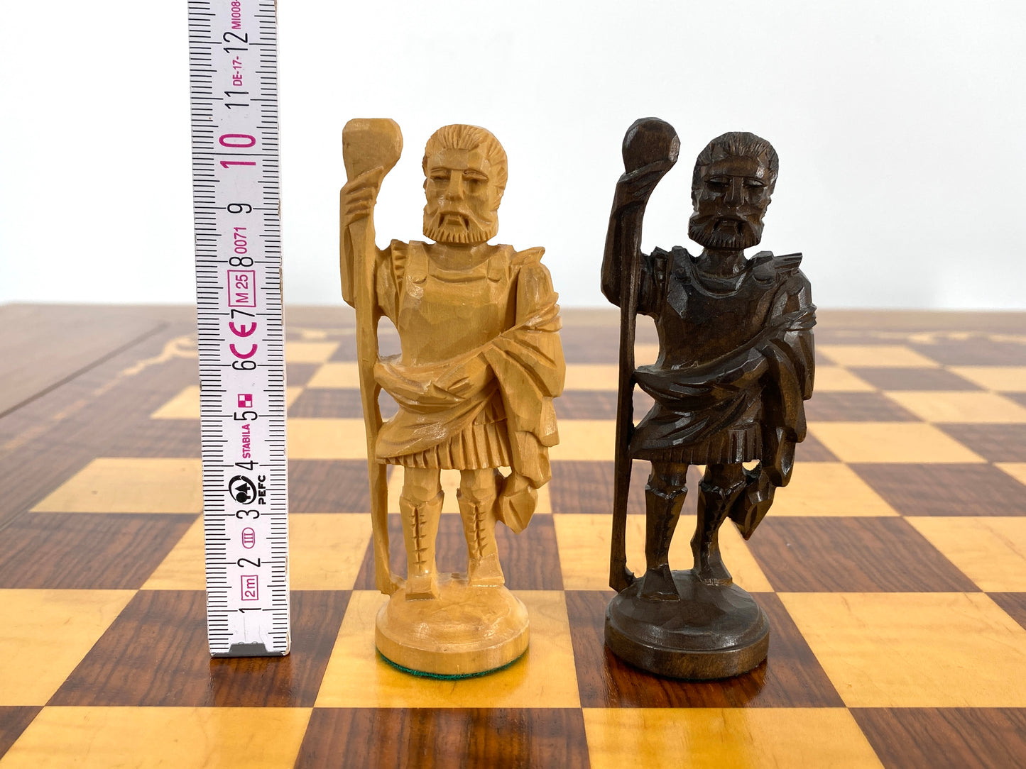 Spieltisch / Schachtisch aus Massivholz im Louis XV-Stil mit herausnehmbarem Intarsie-Spielbrett und geschnitzten Schachfiguren