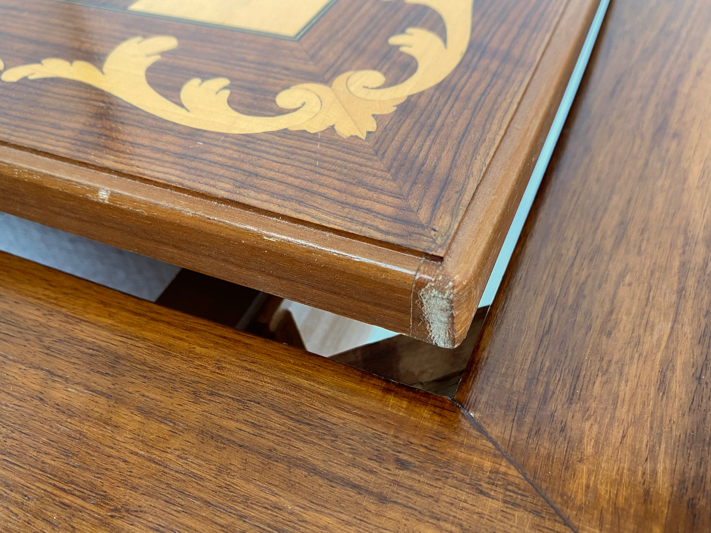 Spieltisch / Schachtisch aus Massivholz im Louis XV-Stil mit herausnehmbarem Intarsie-Spielbrett und geschnitzten Schachfiguren