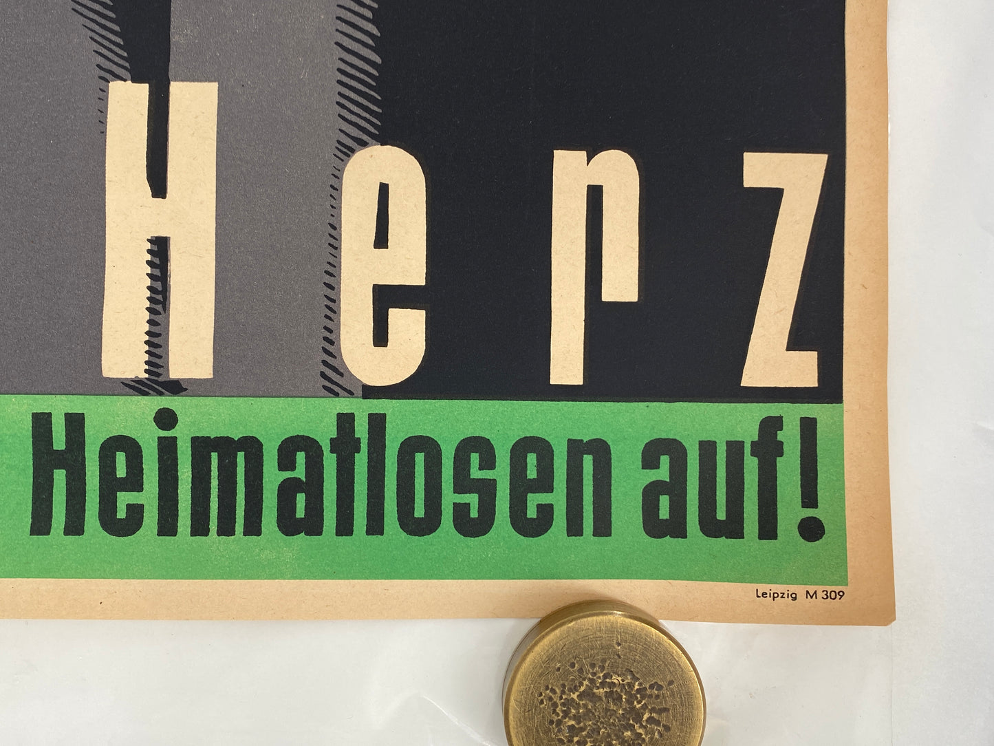 Überklebtes Propagandaplakat der Volkssolidarität zum Thema Winternot/Kindesnot von Wilhelm Schubert aus Deutschland (Sowjetische Besatzungszone), 40er
