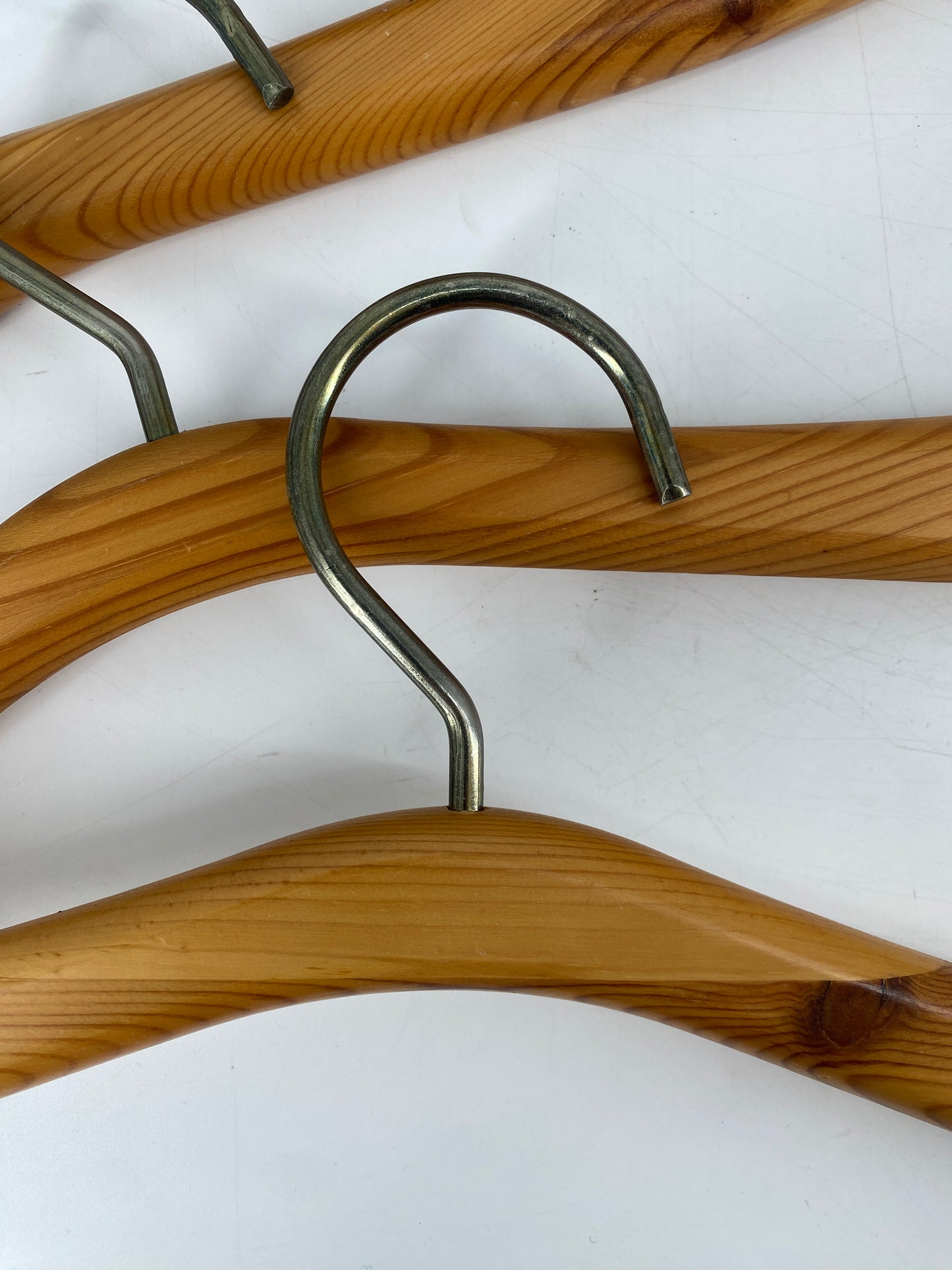 9 Vintage Kleiderbügel aus Kiefer