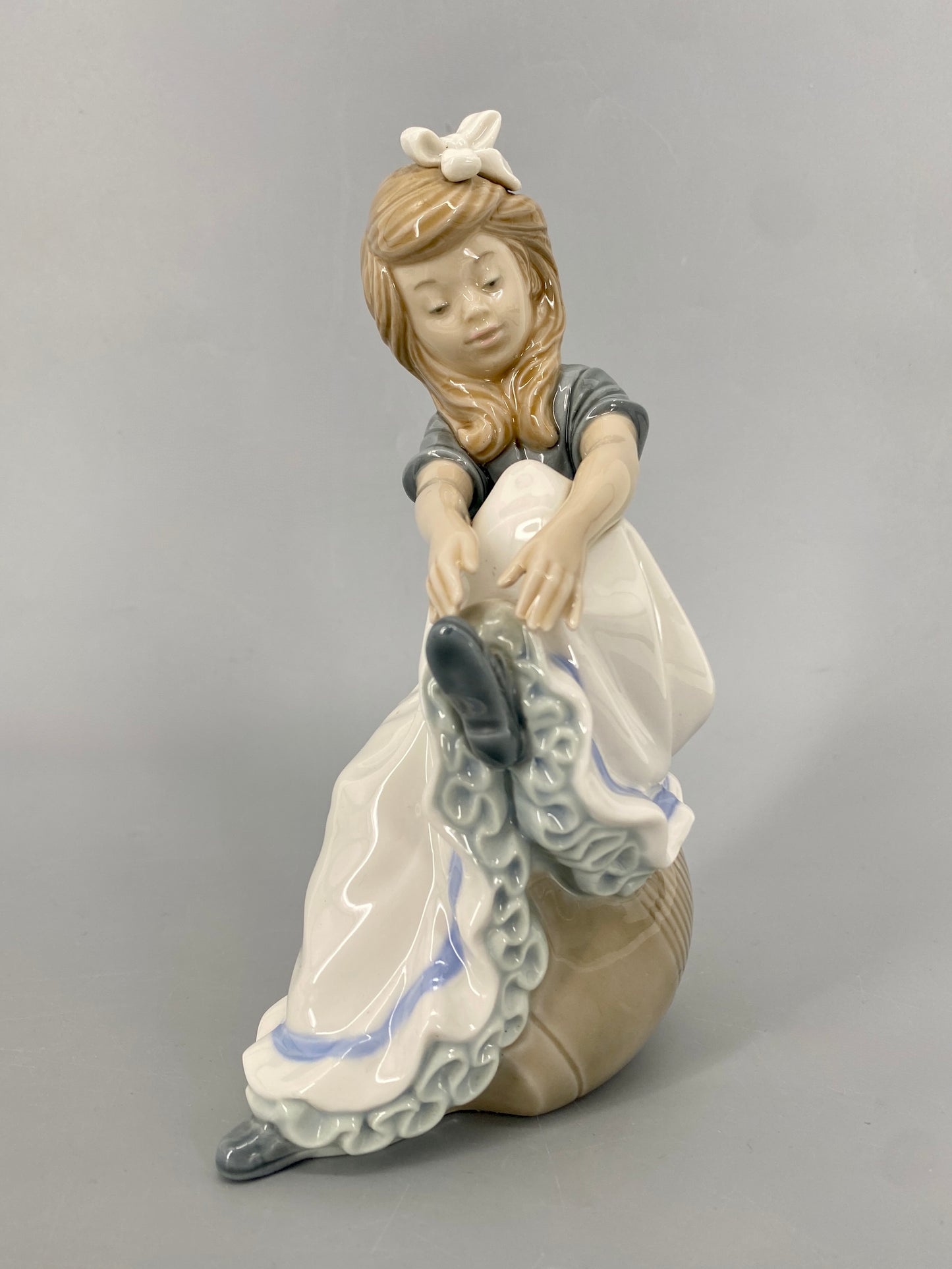 Porzellanfigur von Nao by Lladró, "Girl Tying Shoe", Spanien, 1985