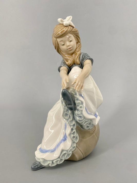 Porzellanfigur von Nao by Lladró, "Girl Tying Shoe", Spanien, 1985