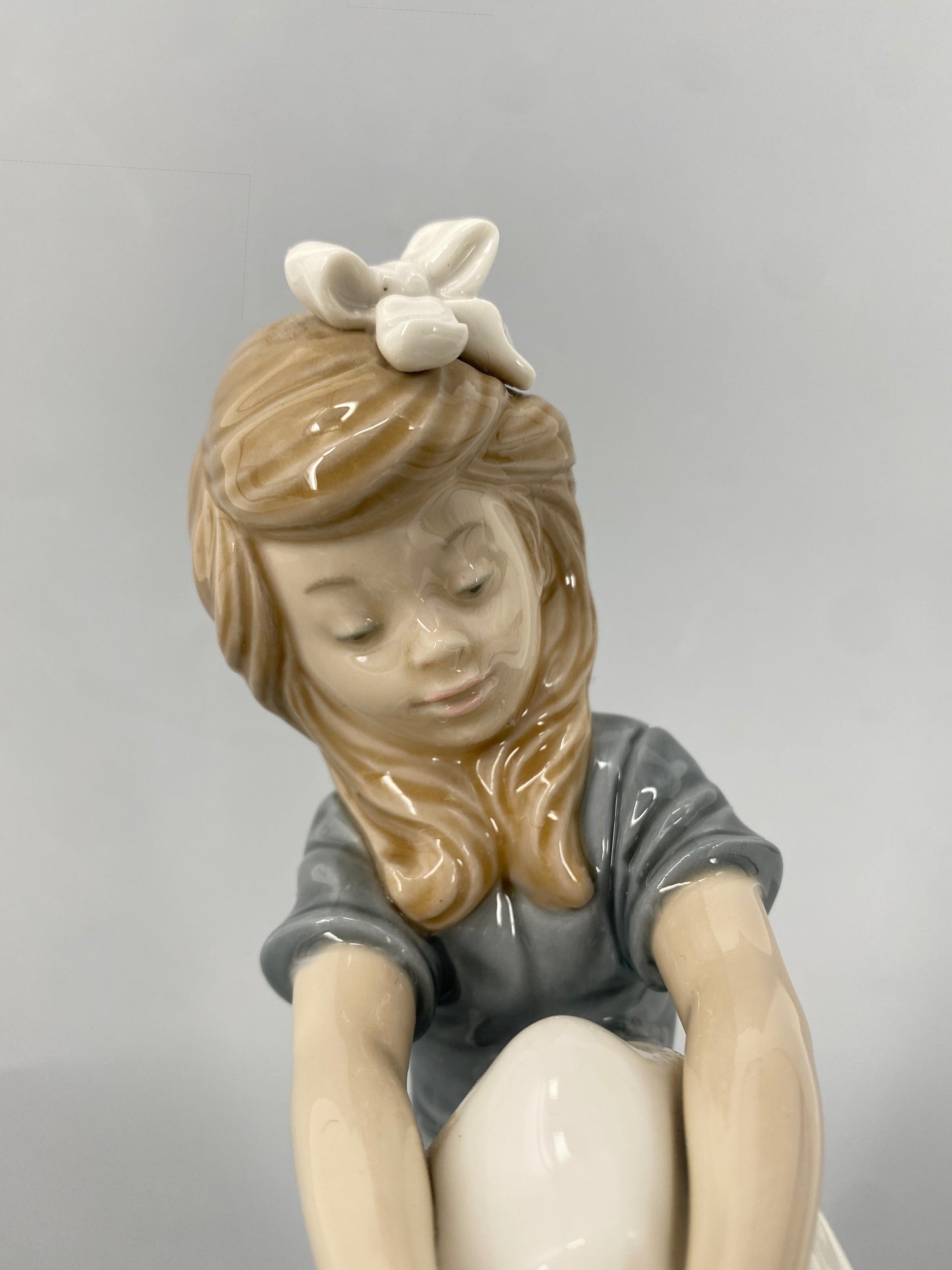 Porzellanfigur von Nao by Lladró, "Girl Tying Shoe", Spanien, 1985