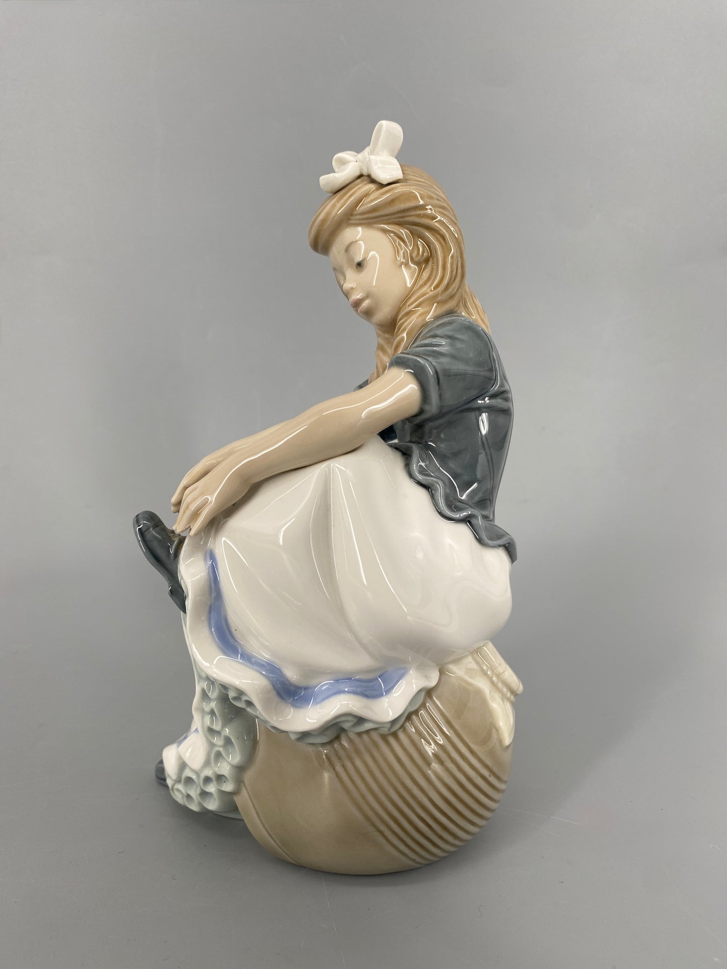Porzellanfigur von Nao by Lladró, "Girl Tying Shoe", Spanien, 1985