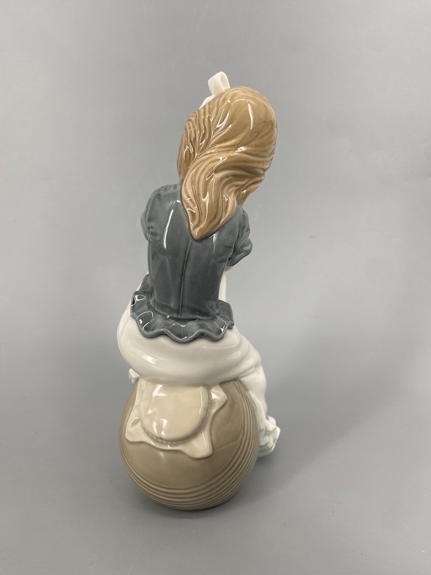 Porzellanfigur von Nao by Lladró, "Girl Tying Shoe", Spanien, 1985