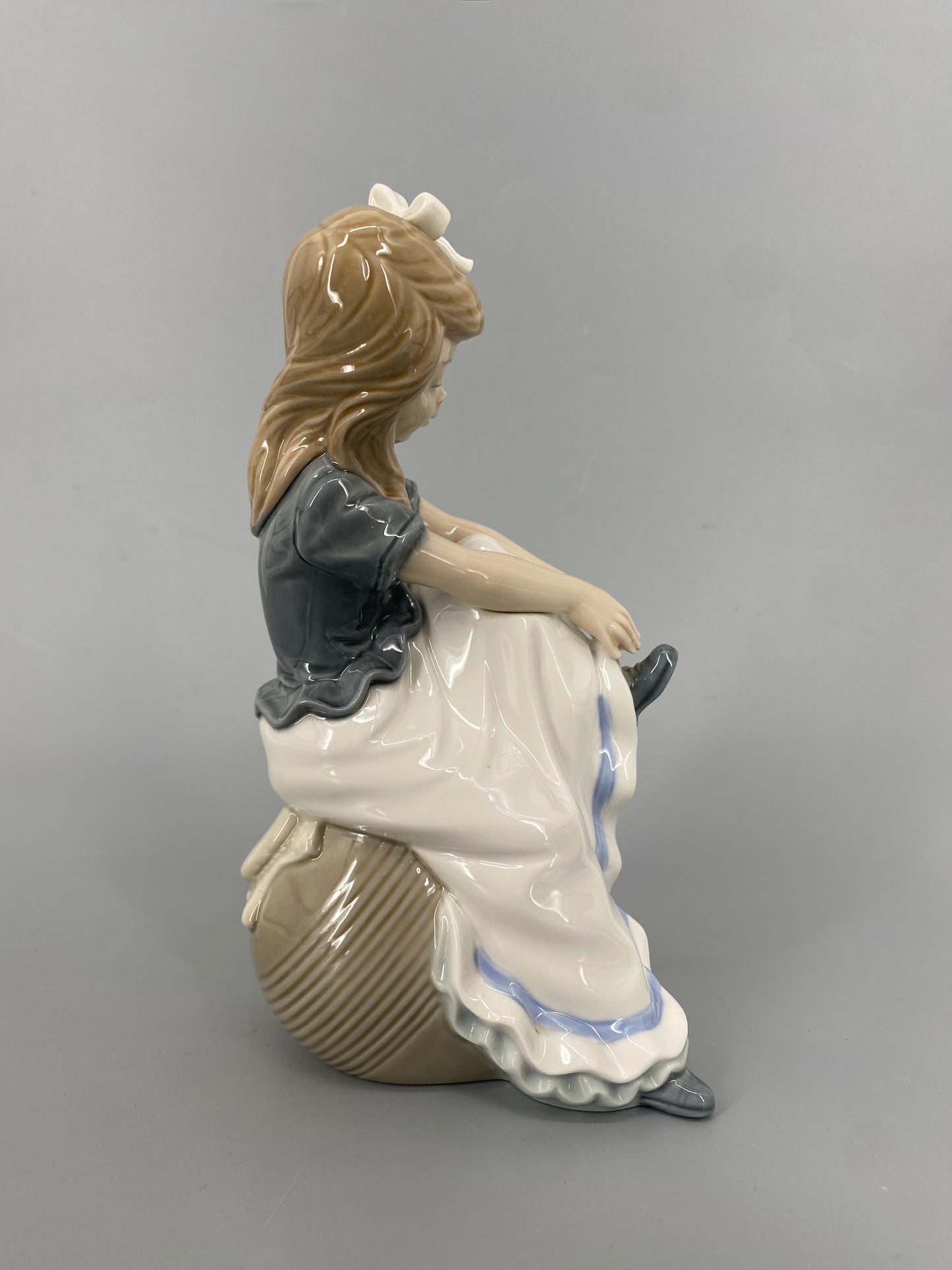 Porzellanfigur von Nao by Lladró, "Girl Tying Shoe", Spanien, 1985
