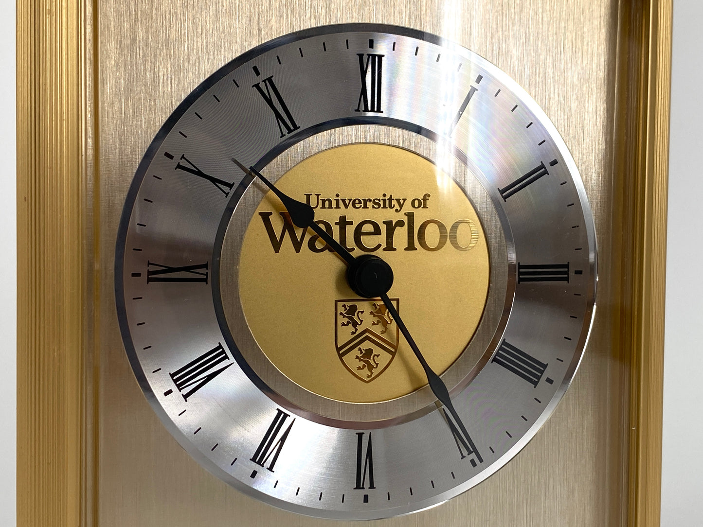 Goldene Quartz Tischuhr von der University of Waterloo