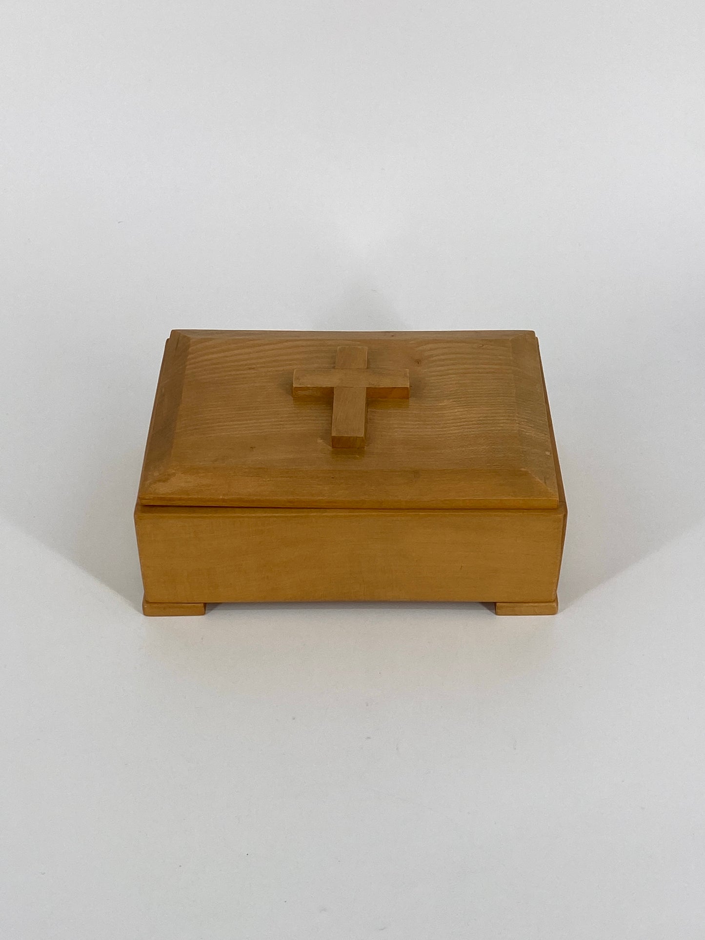 Holztruhe mit Kreuz auf dem Deckel