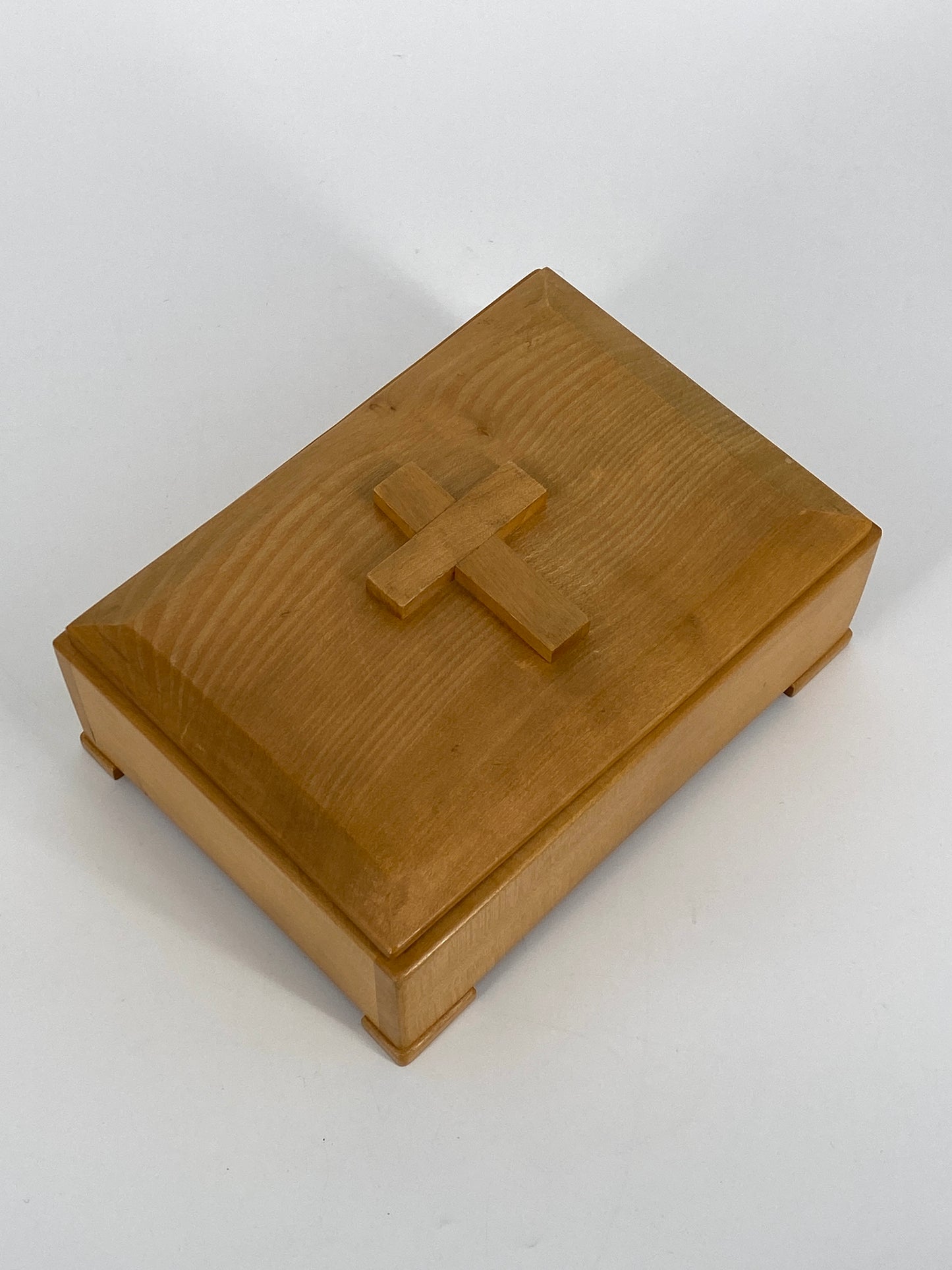 Holztruhe mit Kreuz auf dem Deckel