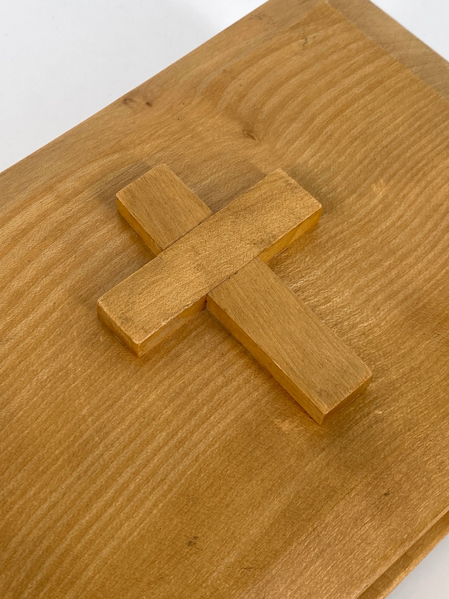 Holztruhe mit Kreuz auf dem Deckel