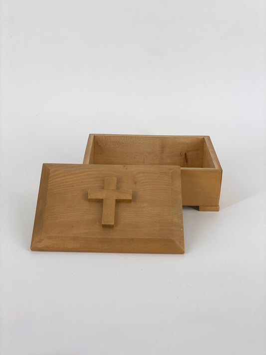 Holztruhe mit Kreuz auf dem Deckel