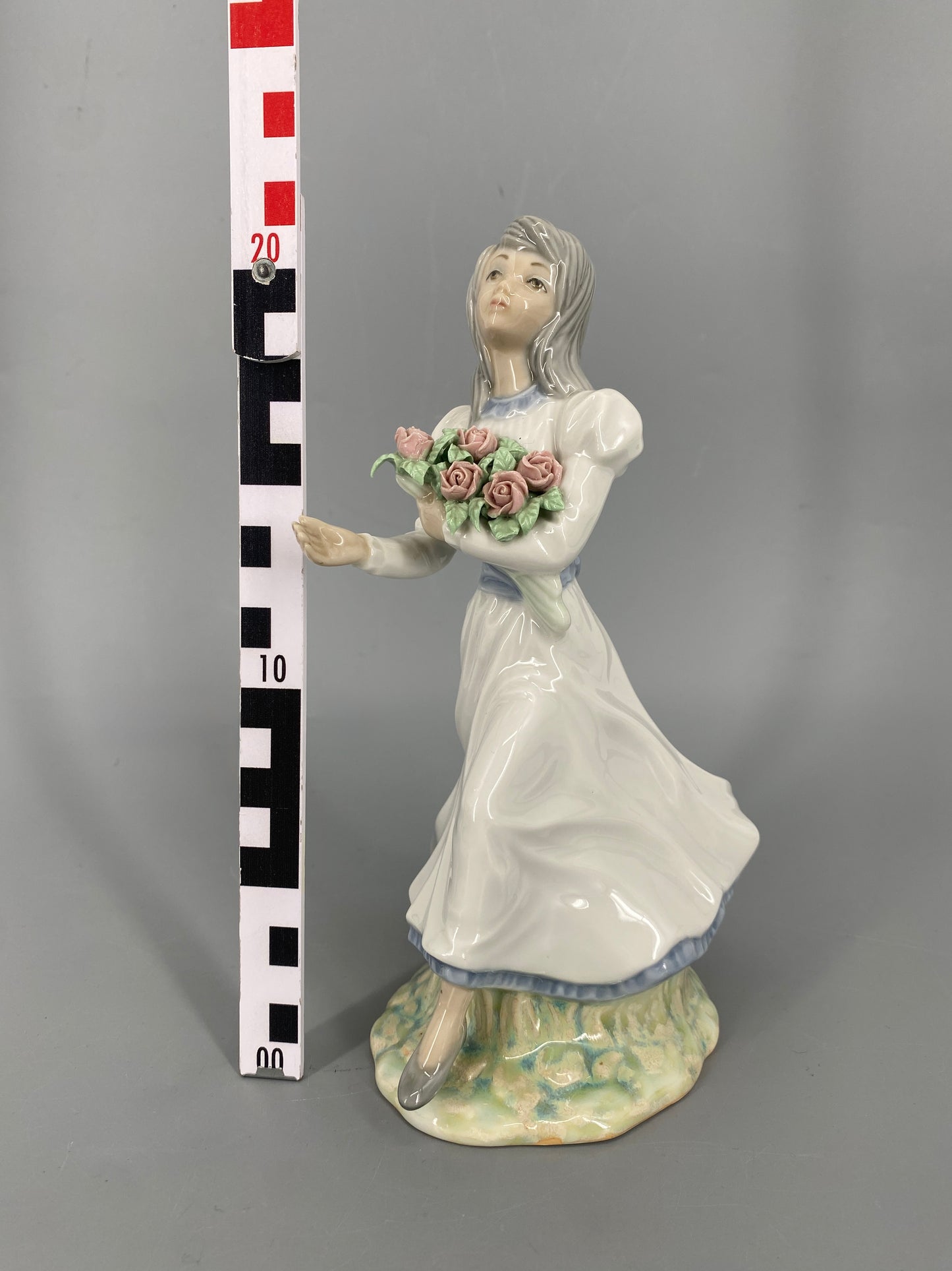 Porzellanfigur von Tengra, Mädchen mit Rosenstrauß, Spanien, 1980er