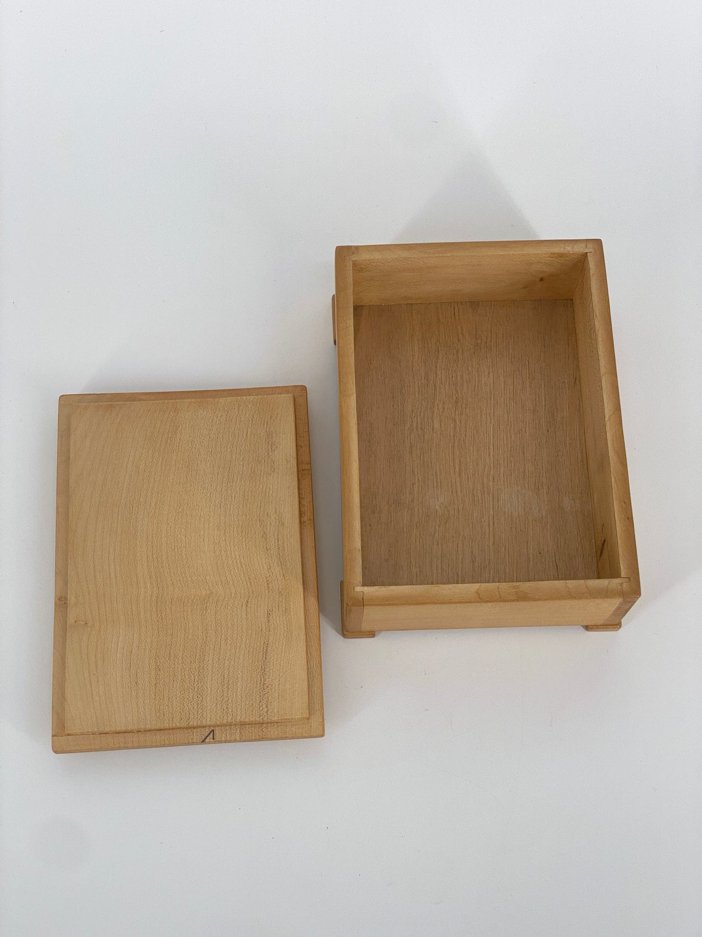 Holztruhe mit Kreuz auf dem Deckel