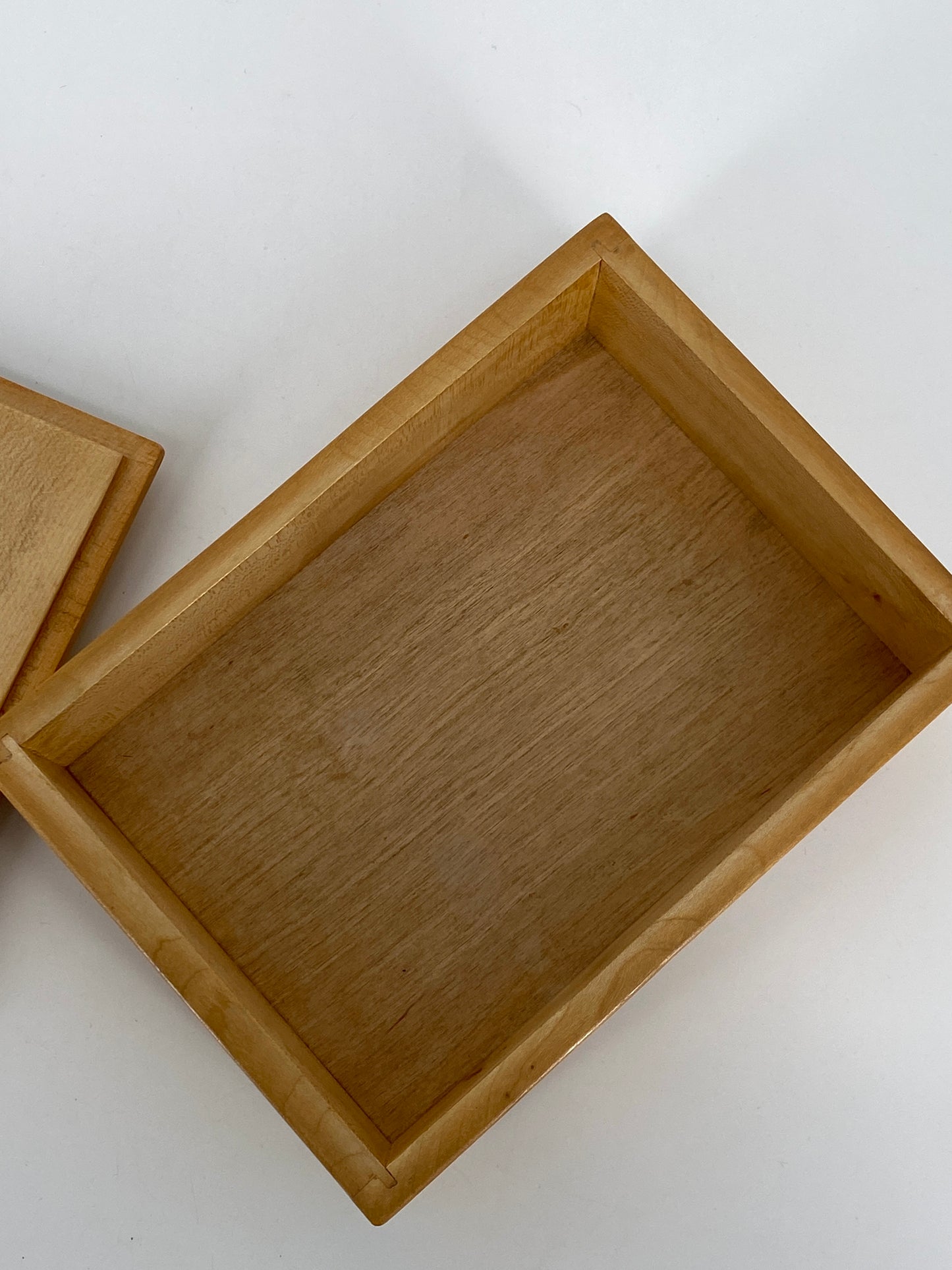 Holztruhe mit Kreuz auf dem Deckel