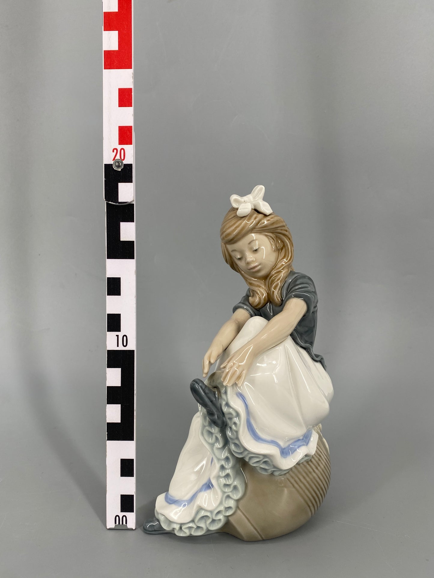 Porzellanfigur von Nao by Lladró, "Girl Tying Shoe", Spanien, 1985