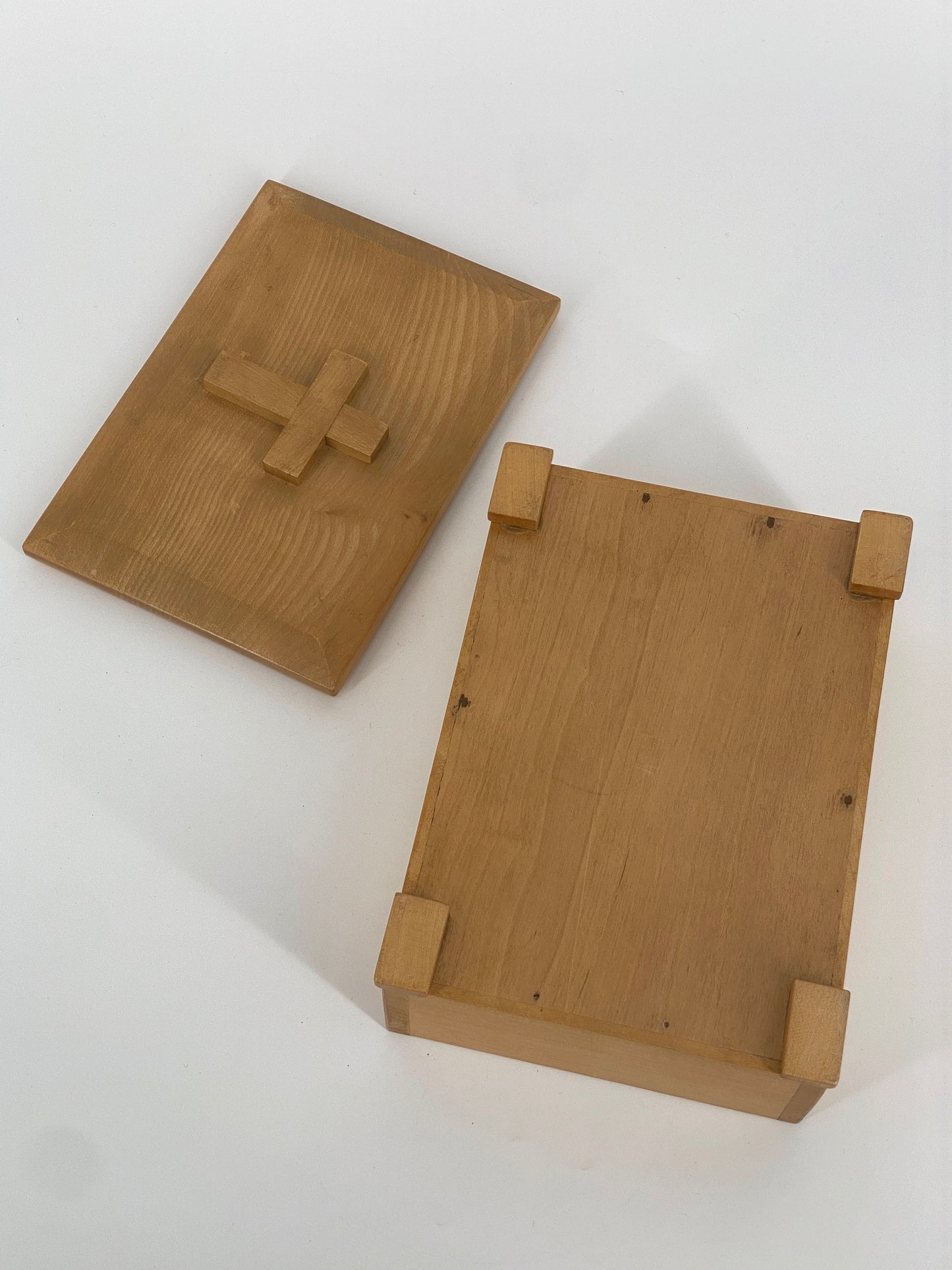 Holztruhe mit Kreuz auf dem Deckel