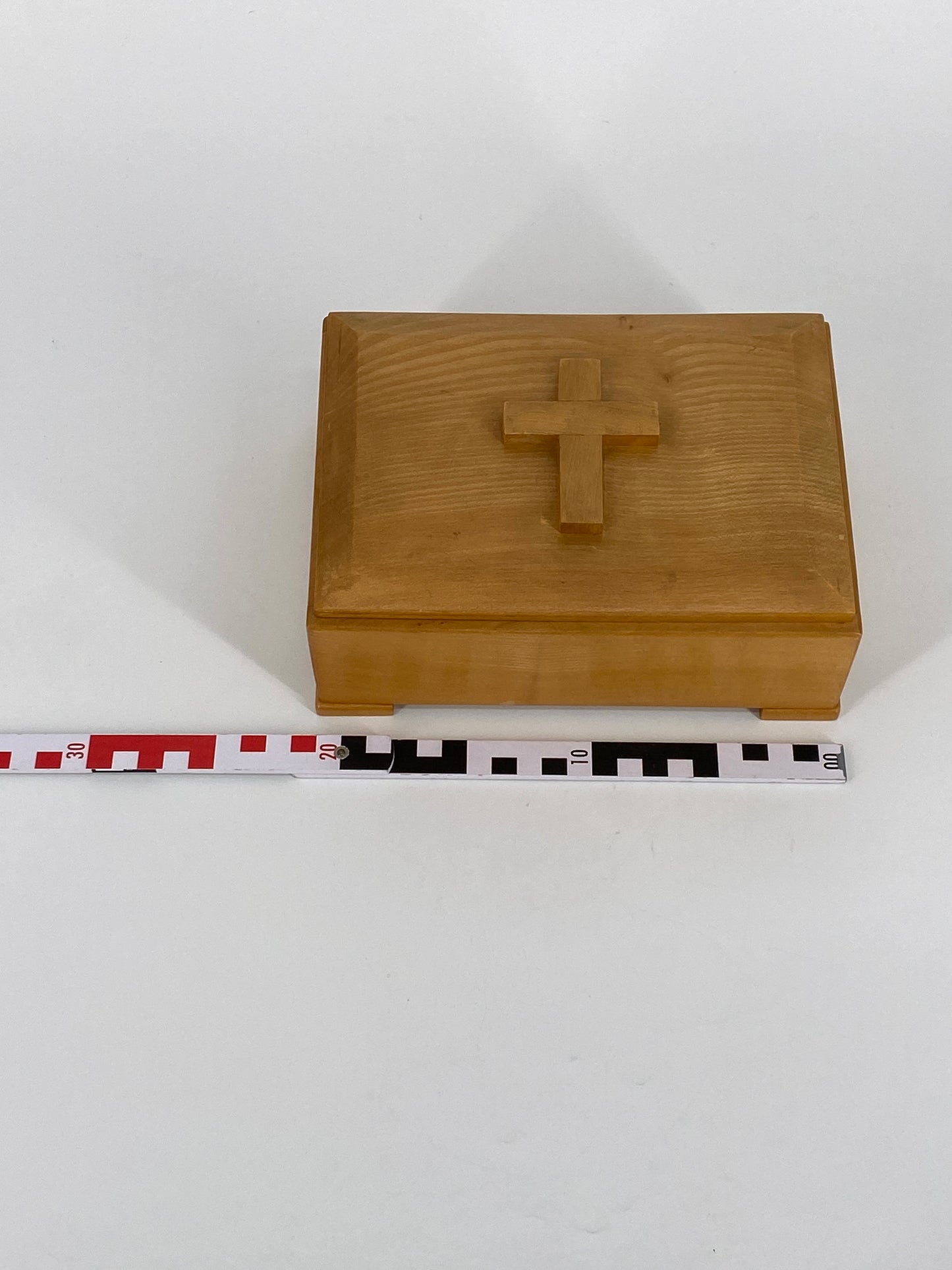 Holztruhe mit Kreuz auf dem Deckel