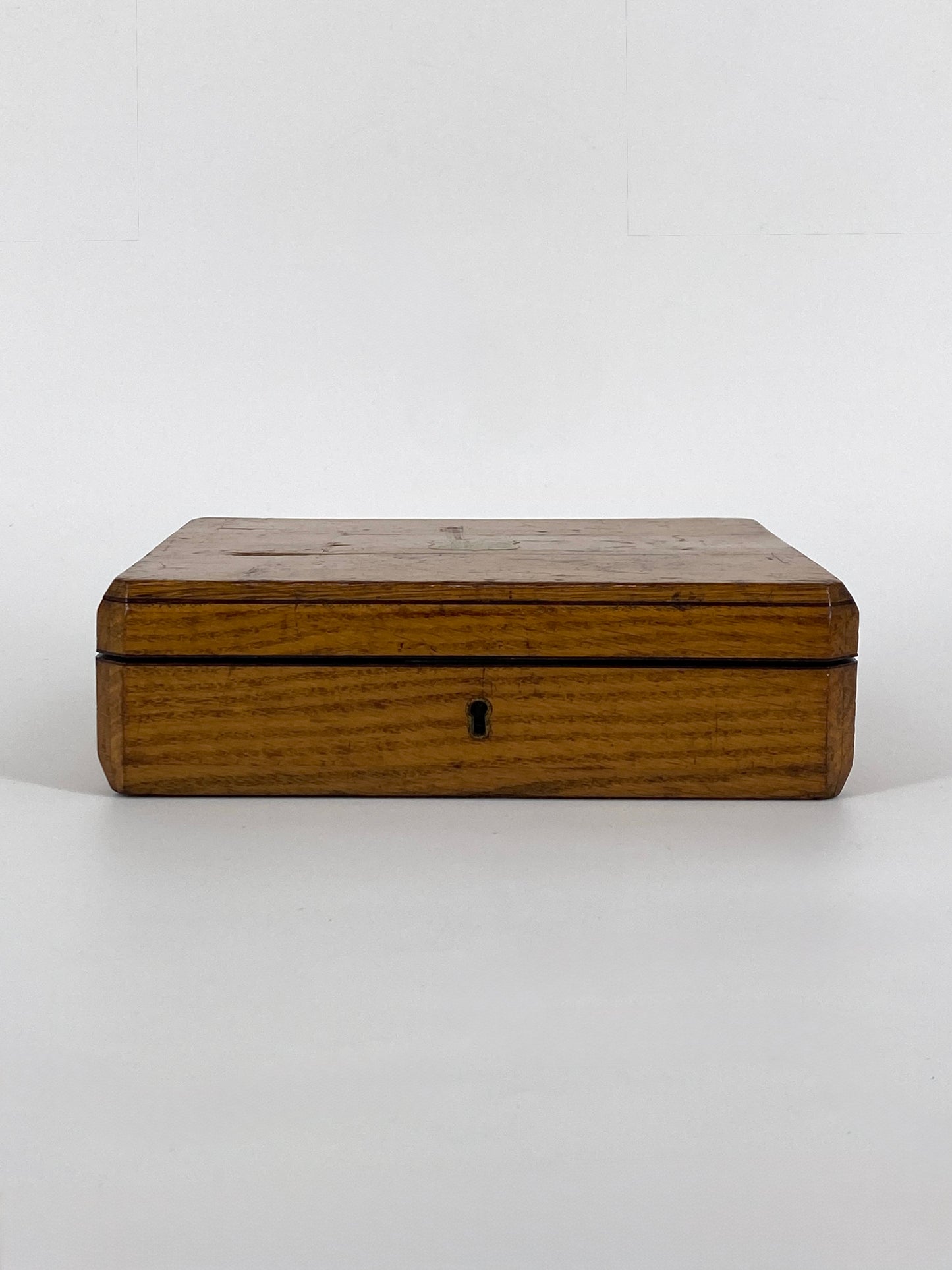 Antike Schatulle aus Holz, innen mit violettem Stoff