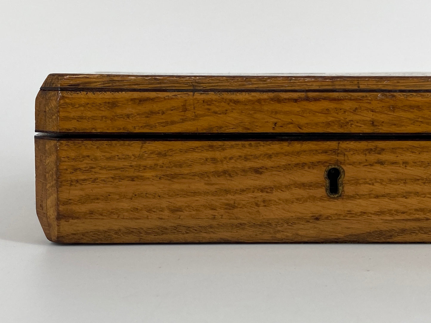 Antike Schatulle aus Holz, innen mit violettem Stoff