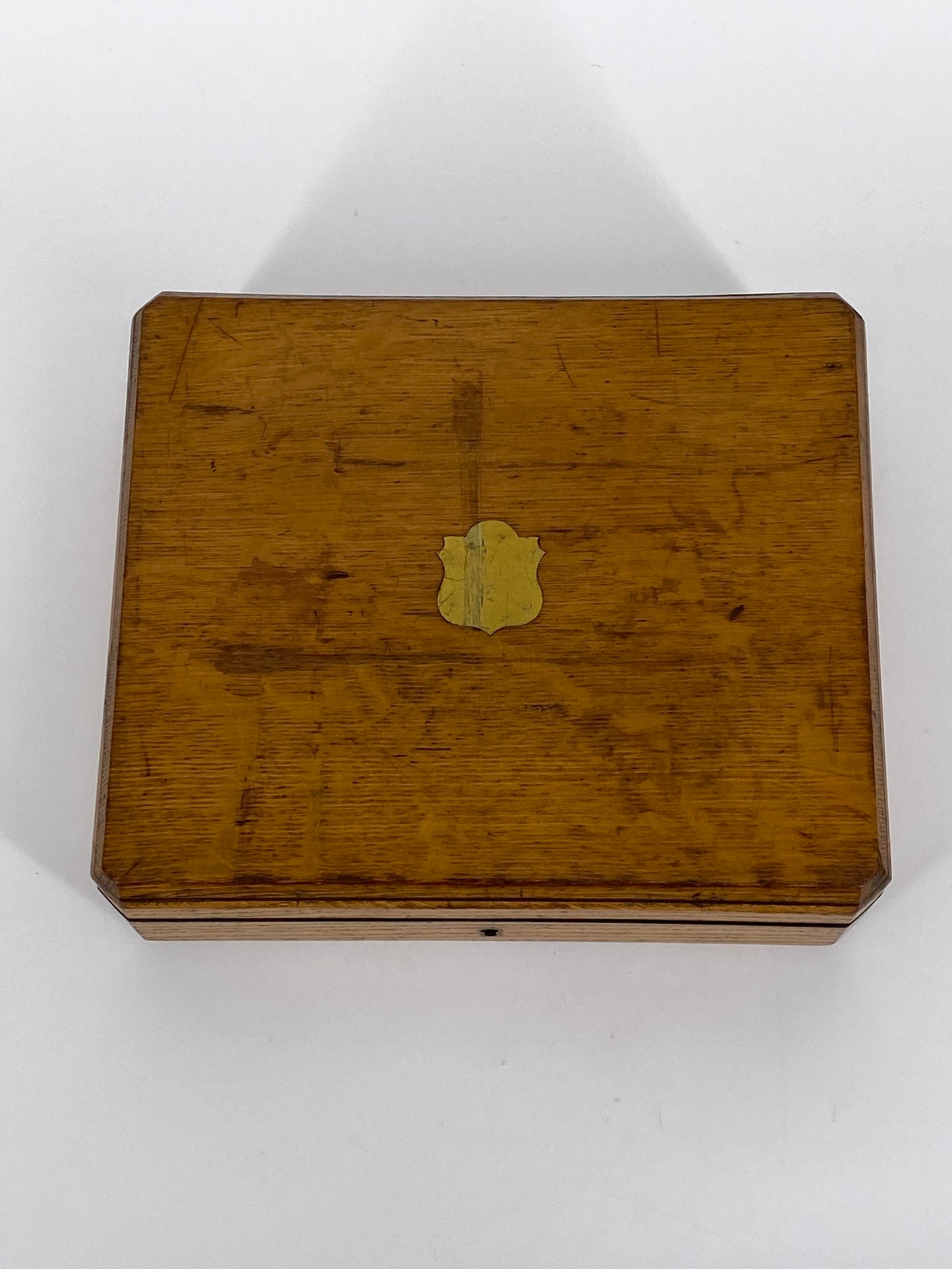 Antike Schatulle aus Holz, innen mit violettem Stoff