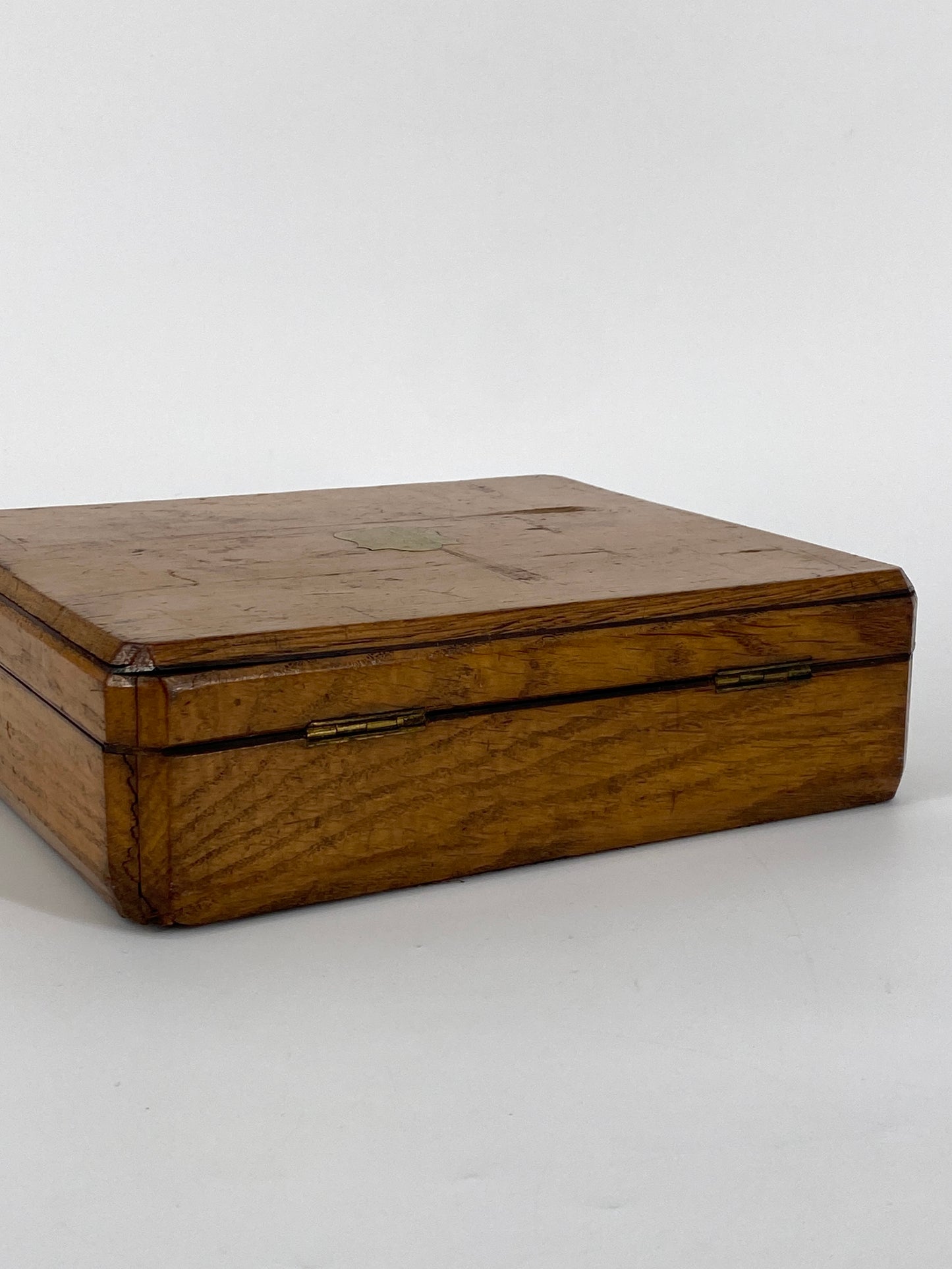 Antike Schatulle aus Holz, innen mit violettem Stoff
