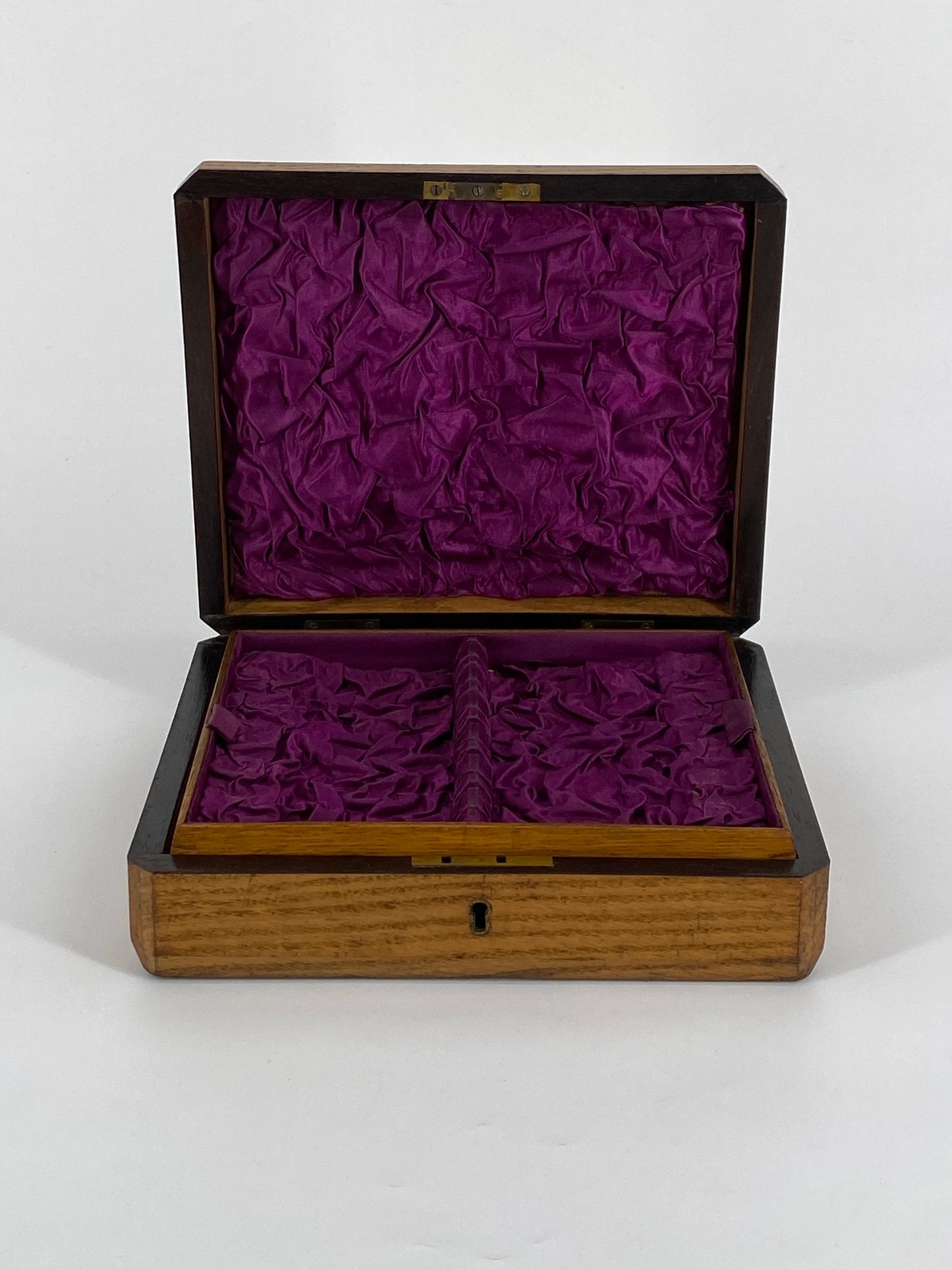 Antike Schatulle aus Holz, innen mit violettem Stoff