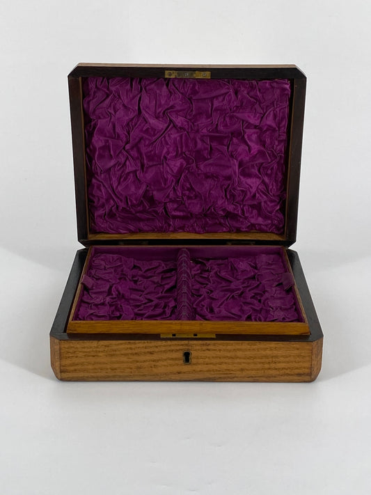 Antike Schatulle aus Holz, innen mit violettem Stoff