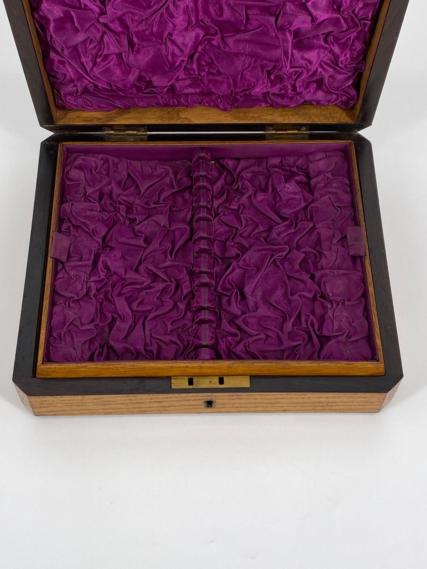 Antike Schatulle aus Holz, innen mit violettem Stoff