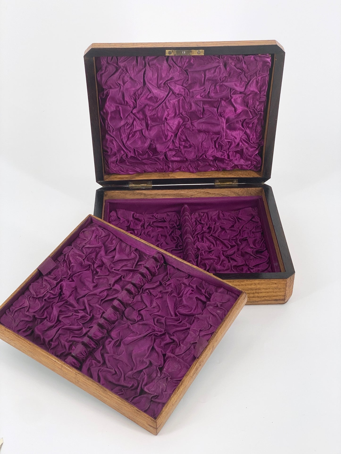 Antike Schatulle aus Holz, innen mit violettem Stoff
