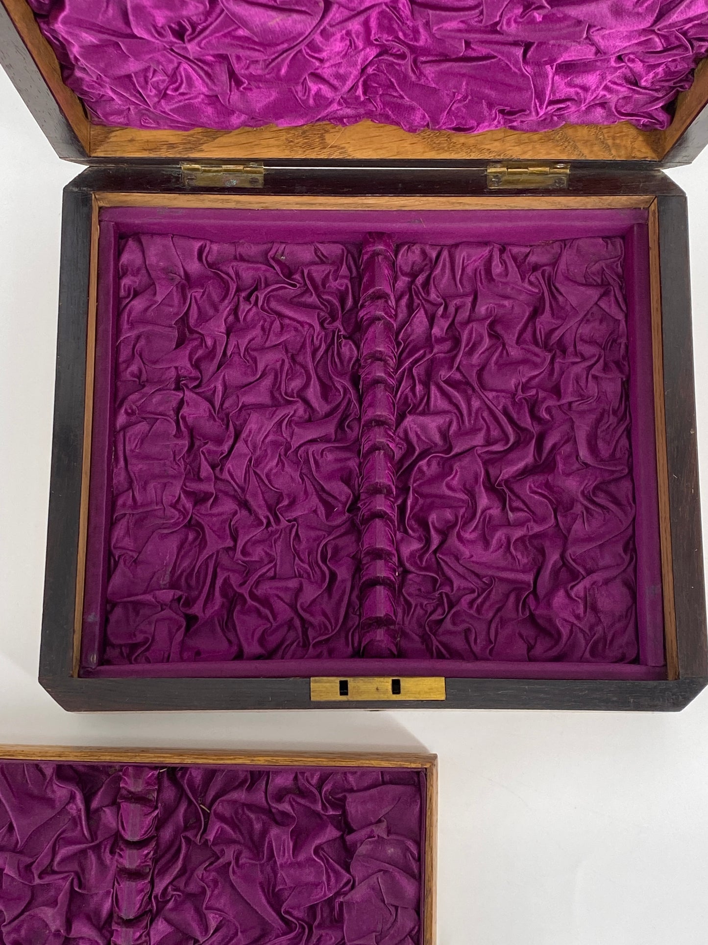 Antike Schatulle aus Holz, innen mit violettem Stoff