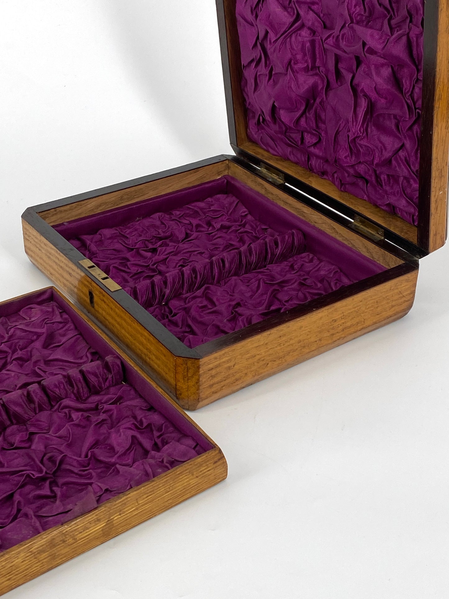 Antike Schatulle aus Holz, innen mit violettem Stoff