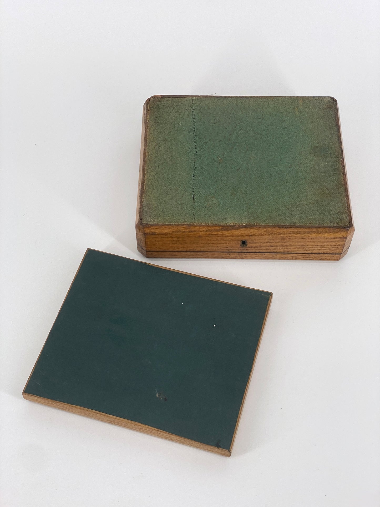 Antike Schatulle aus Holz, innen mit violettem Stoff