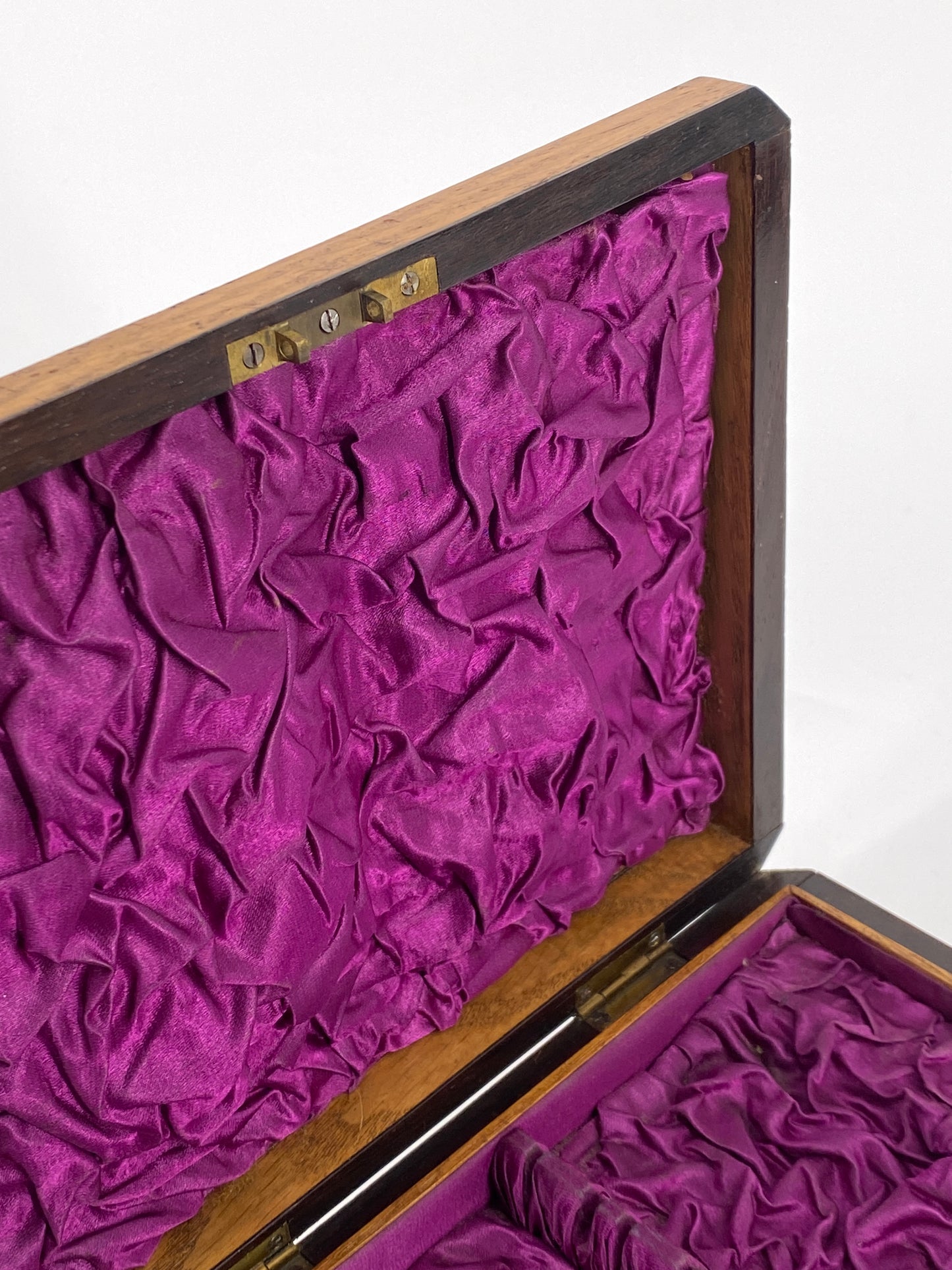 Antike Schatulle aus Holz, innen mit violettem Stoff