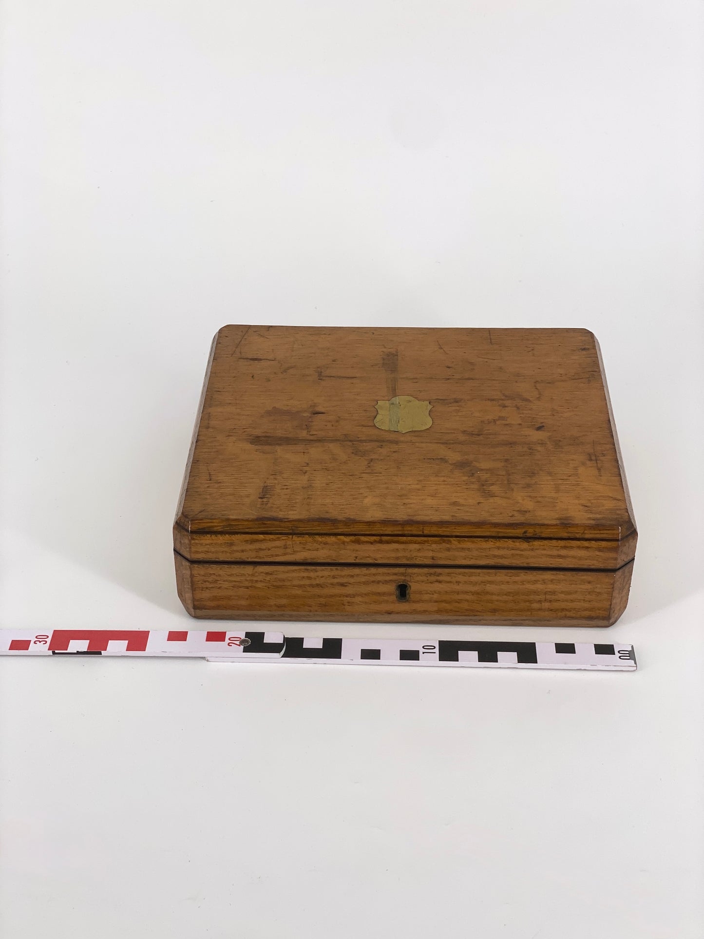 Antike Schatulle aus Holz, innen mit violettem Stoff